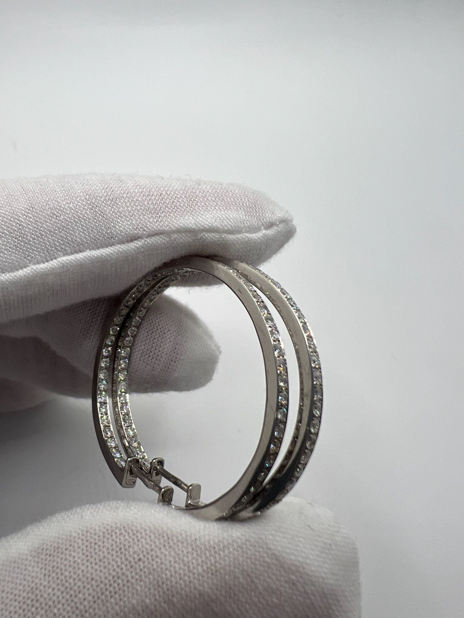 Sublimez votre style avec ces magnifiques boucles d'oreilles en or blanc serties de 100 diamants étincelants d’environ 0,02 ct chacun, pour un total de 2 ct. Raffinées et sophistiquées, elles apportent une touche de glamour à toutes vos tenues. Idéales pour une occasion spéciale ou un cadeau inoubliable, ces boucles d’oreilles en diamant incarnent l’élégance intemporelle. 