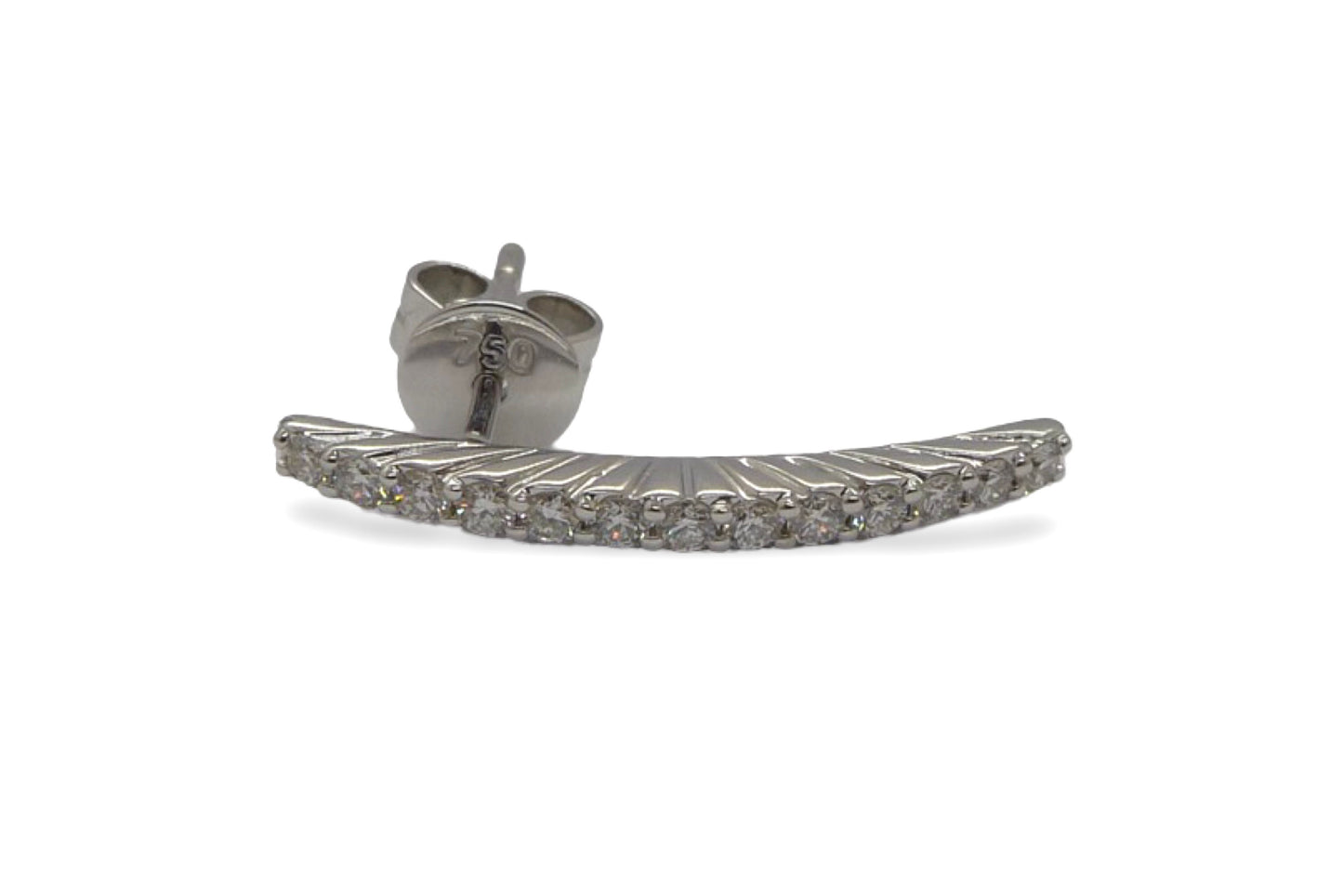 Découvrez ces boucles d'oreilles en or blanc, sublimes avec leurs 26 diamants naturels taillés en rond, totalisant 0,39 ct. Élégantes et raffinées, ces boucles d'oreilles sont présentées dans un écrin chic, parfaites pour ajouter une touche de brillance à toutes vos tenues. Un choix idéal pour un cadeau précieux ou pour se faire plaisir avec un bijou intemporel.