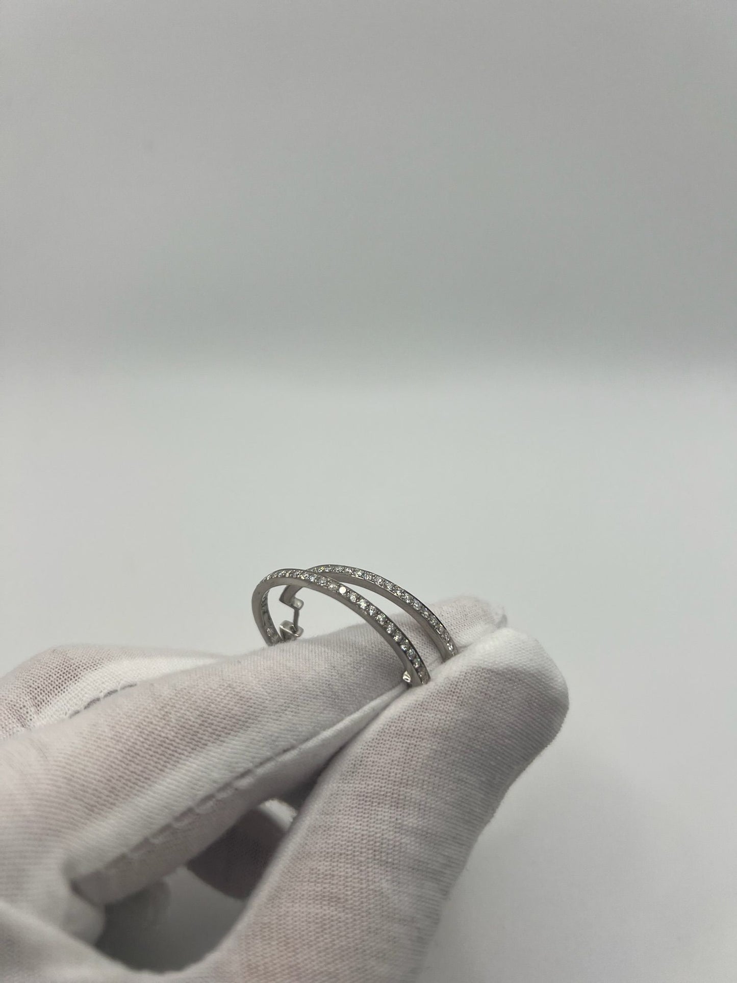 Sublimez votre style avec ces magnifiques boucles d'oreilles en or blanc serties de 100 diamants étincelants d’environ 0,02 ct chacun, pour un total de 2 ct. Raffinées et sophistiquées, elles apportent une touche de glamour à toutes vos tenues. Idéales pour une occasion spéciale ou un cadeau inoubliable, ces boucles d’oreilles en diamant incarnent l’élégance intemporelle. 