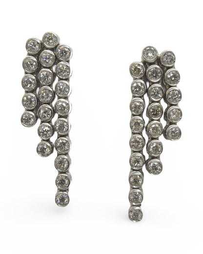 Boucles d'oreilles en or blanc élégantes et raffinées, serties de 42 diamants naturels en chute pour un éclat exceptionnel. Avec un poids total de 2,88 ct, elles sont équipées d’un fermoir Alpa sécurisé, garantissant confort et maintien parfait. Idéales pour sublimer toutes vos tenues avec une touche de sophistication.