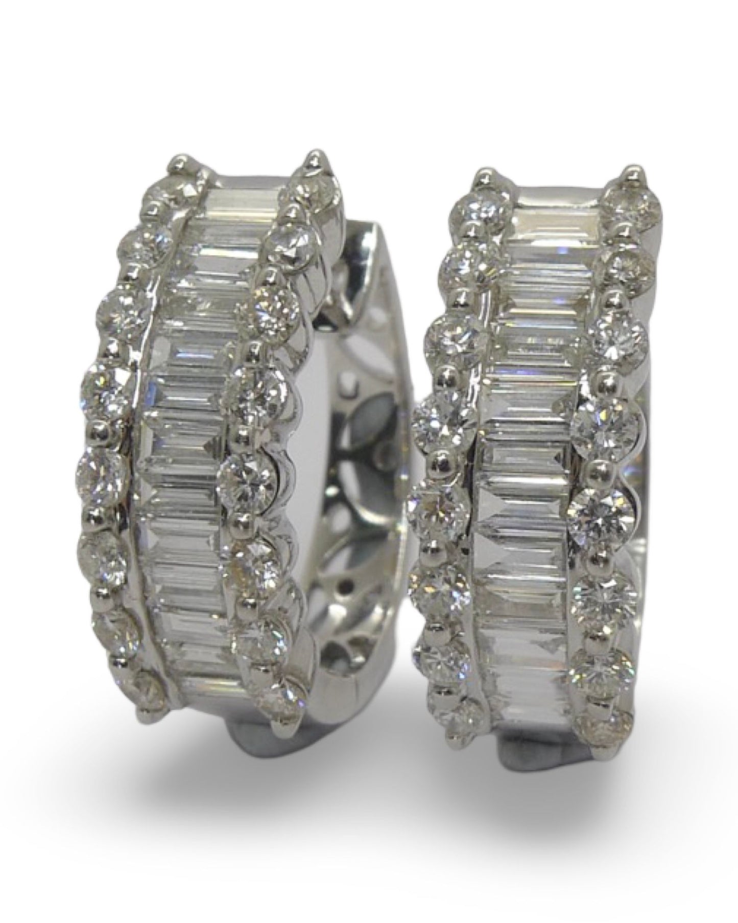 Découvrez nos sublimes boucles d'oreilles en or blanc, élégamment serties de diamants naturels taillés en brillants et en baguettes. Avec un poids total de 2 carats, ces boucles d'oreilles allient éclat et raffinement pour sublimer votre style. Parfaites pour une occasion spéciale ou pour apporter une touche raffinée au quotidien.