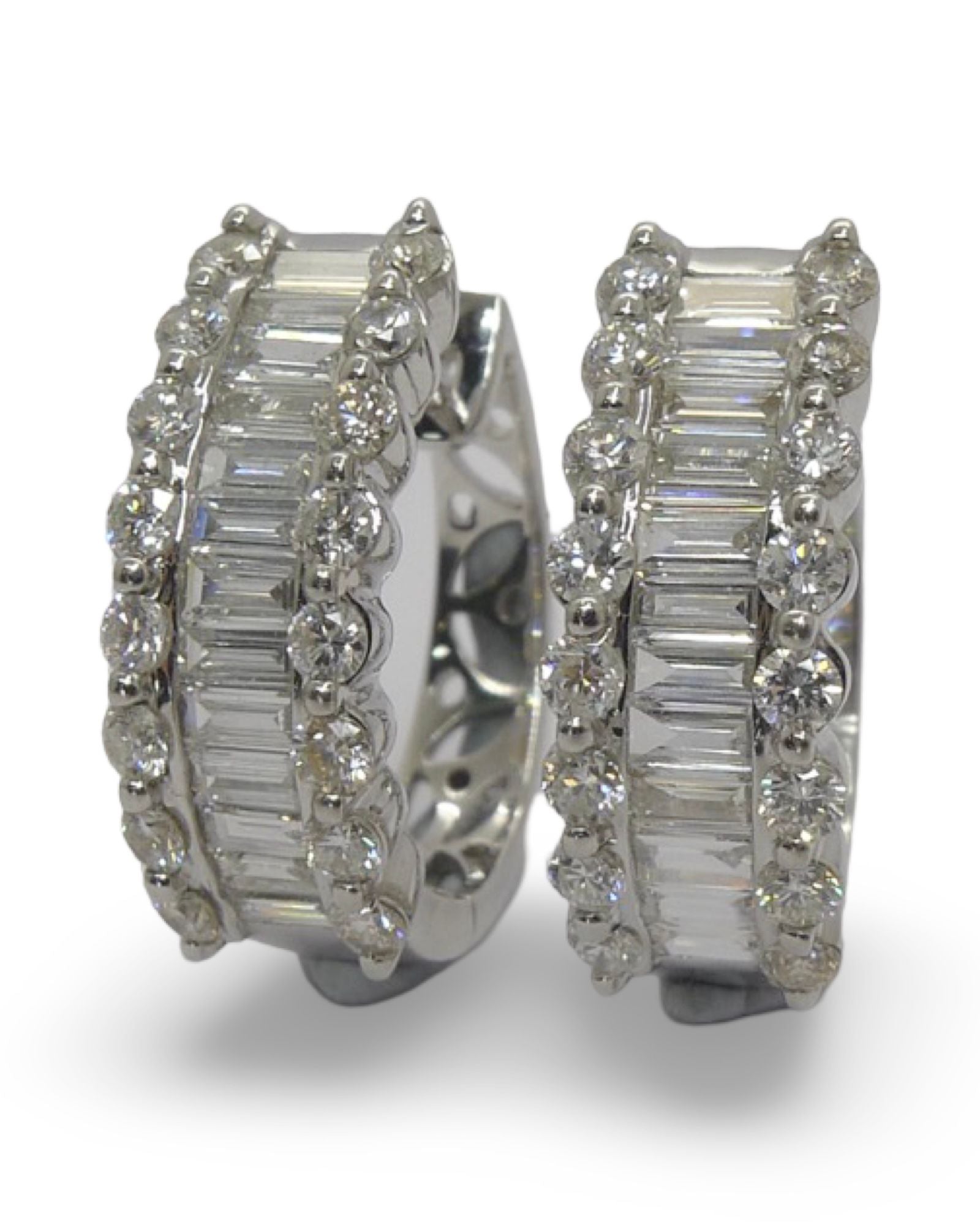 Découvrez nos sublimes boucles d'oreilles en or blanc, élégamment serties de diamants naturels taillés en brillants et en baguettes. Avec un poids total de 2 carats, ces boucles d'oreilles allient éclat et raffinement pour sublimer votre style. Parfaites pour une occasion spéciale ou pour apporter une touche raffinée au quotidien.