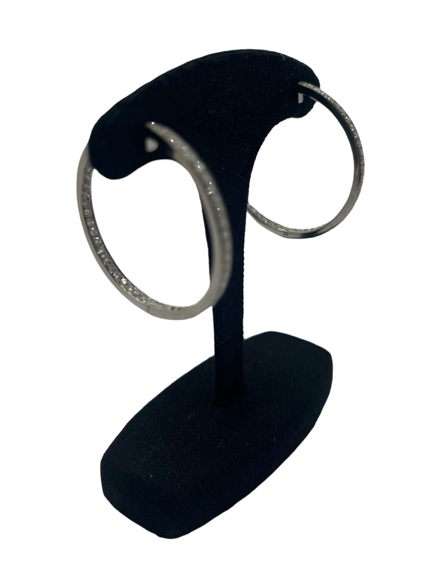 Sublimez votre style avec ces magnifiques boucles d'oreilles en or blanc serties de 100 diamants étincelants d’environ 0,02 ct chacun, pour un total de 2 ct. Raffinées et sophistiquées, elles apportent une touche de glamour à toutes vos tenues. Idéales pour une occasion spéciale ou un cadeau inoubliable, ces boucles d’oreilles en diamant incarnent l’élégance intemporelle. 