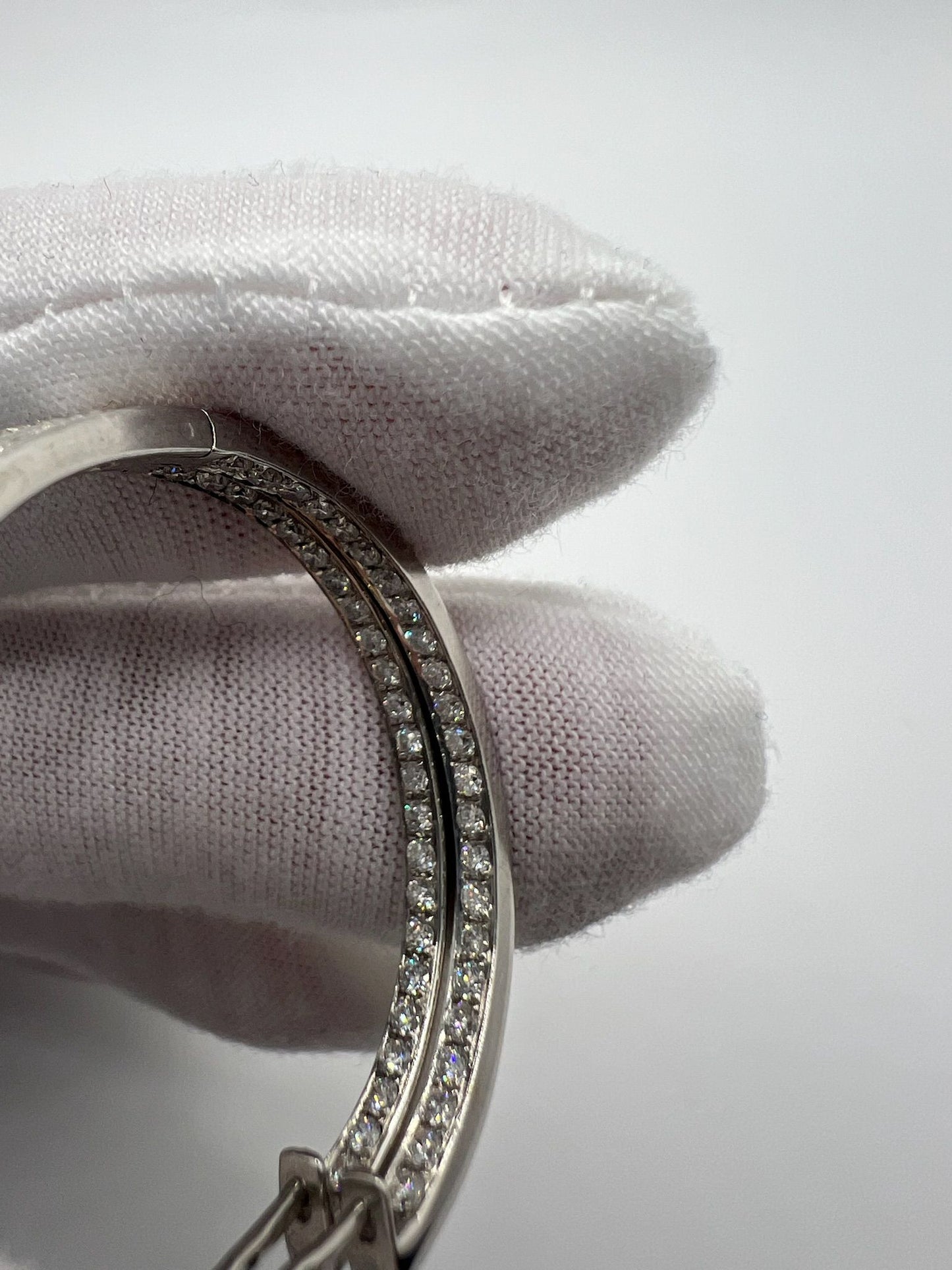 Sublimez votre style avec ces magnifiques boucles d'oreilles en or blanc serties de 100 diamants étincelants d’environ 0,02 ct chacun, pour un total de 2 ct. Raffinées et sophistiquées, elles apportent une touche de glamour à toutes vos tenues. Idéales pour une occasion spéciale ou un cadeau inoubliable, ces boucles d’oreilles en diamant incarnent l’élégance intemporelle. 