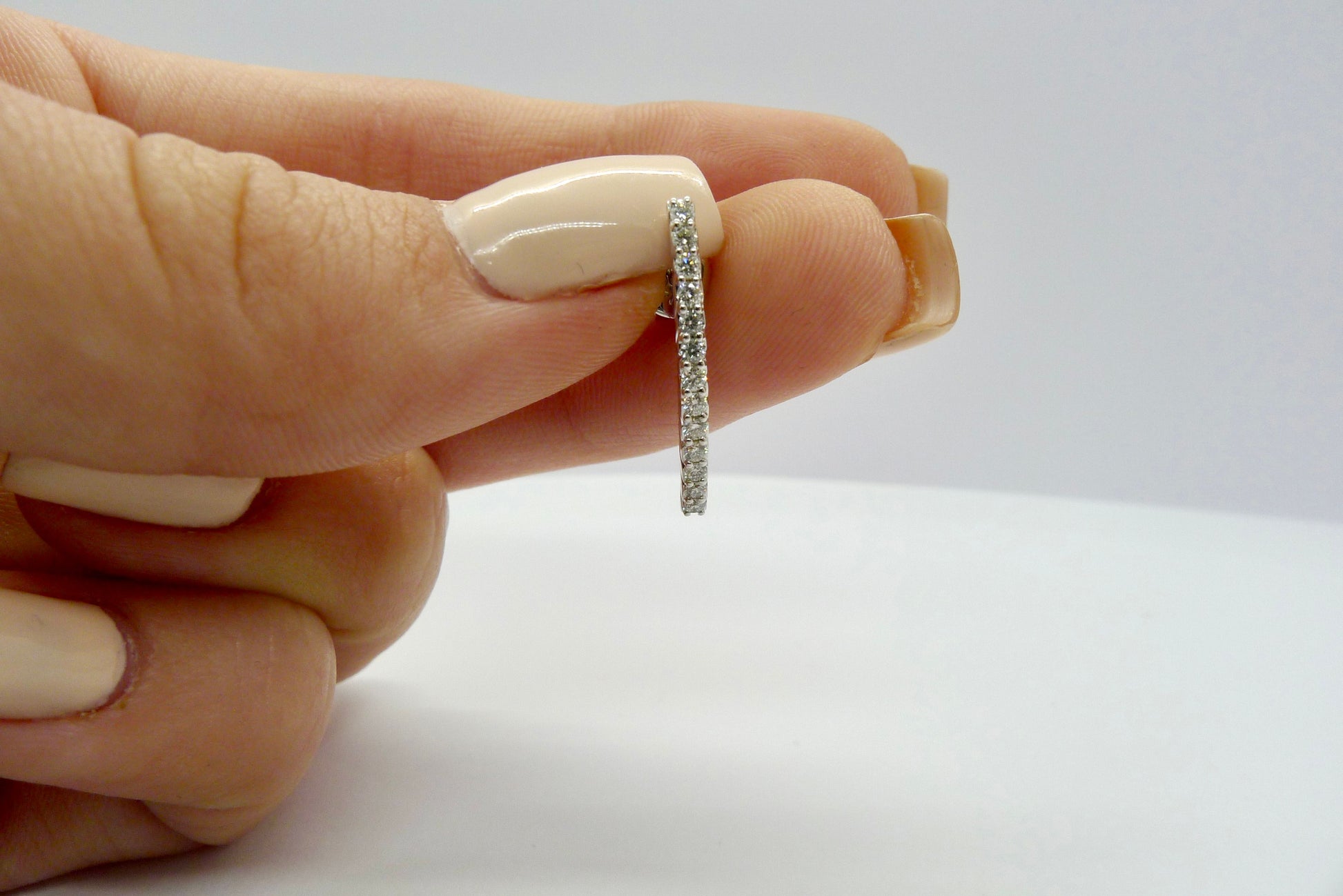 Découvrez ces boucles d'oreilles en or blanc, sublimes avec leurs 26 diamants naturels taillés en rond, totalisant 0,39 ct. Élégantes et raffinées, ces boucles d'oreilles sont présentées dans un écrin chic, parfaites pour ajouter une touche de brillance à toutes vos tenues. Un choix idéal pour un cadeau précieux ou pour se faire plaisir avec un bijou intemporel.