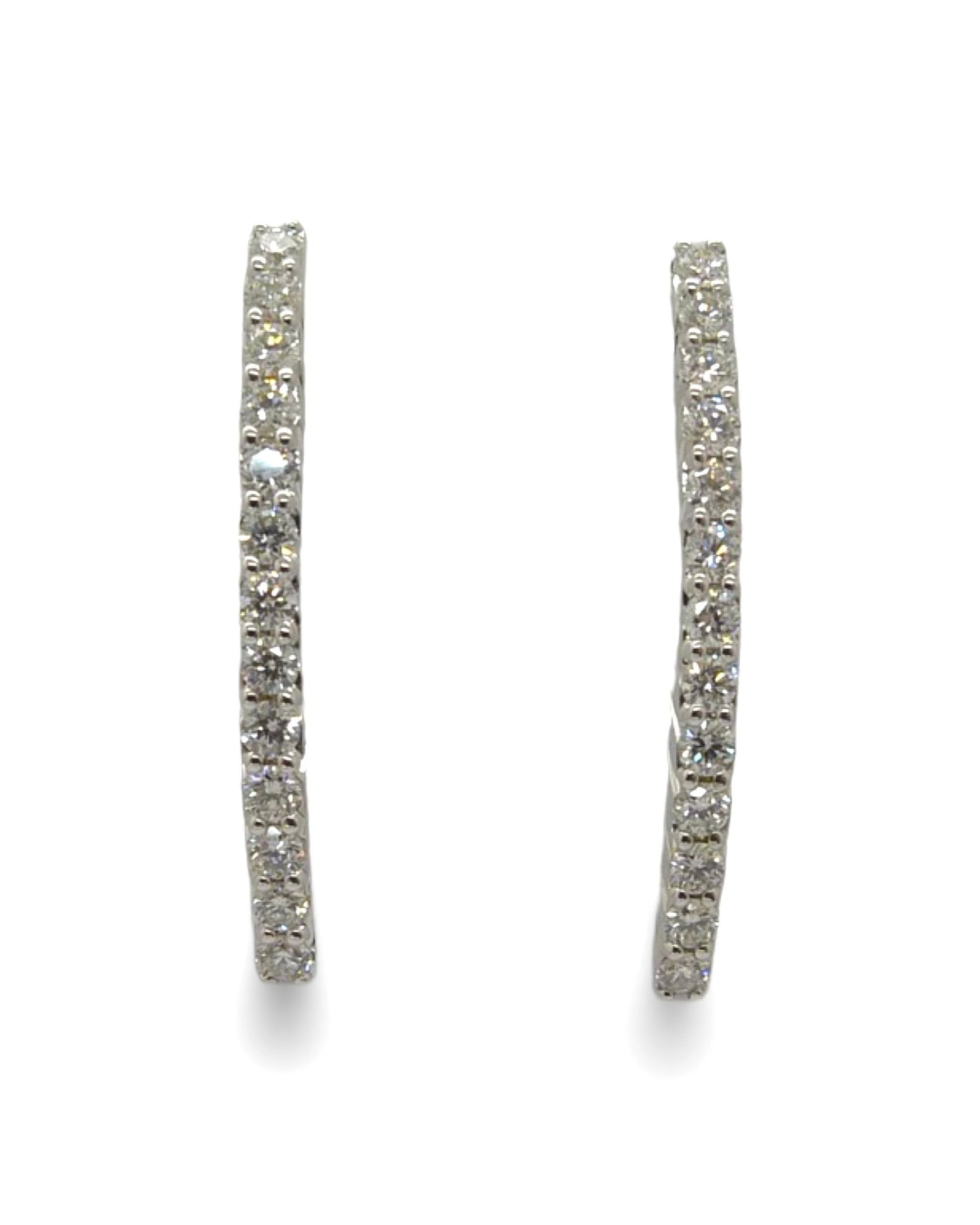 Découvrez ces boucles d'oreilles en or blanc, sublimes avec leurs 26 diamants naturels taillés en rond, totalisant 0,39 ct. Élégantes et raffinées, ces boucles d'oreilles sont présentées dans un écrin chic, parfaites pour ajouter une touche de brillance à toutes vos tenues. Un choix idéal pour un cadeau précieux ou pour se faire plaisir avec un bijou intemporel.