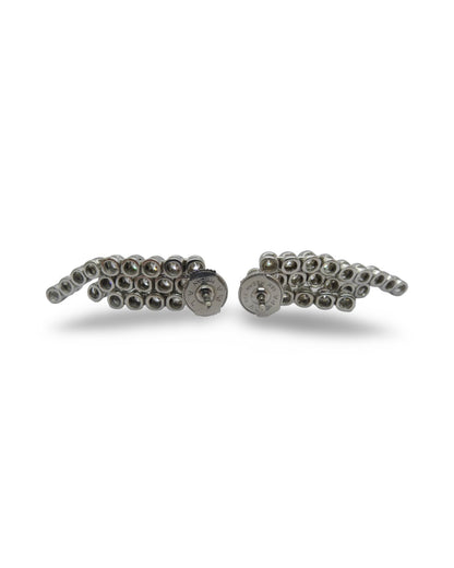 Boucles d'oreilles en or blanc élégantes et raffinées, serties de 42 diamants naturels en chute pour un éclat exceptionnel. Avec un poids total de 2,88 ct, elles sont équipées d’un fermoir Alpa sécurisé, garantissant confort et maintien parfait. Idéales pour sublimer toutes vos tenues avec une touche de sophistication.