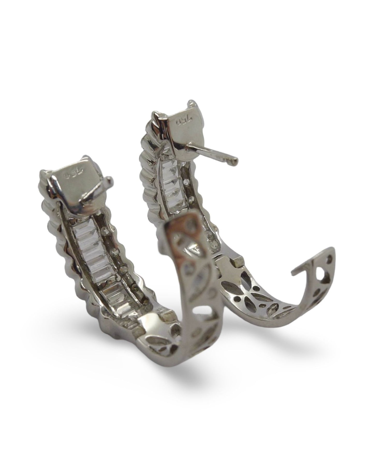 Découvrez nos sublimes boucles d'oreilles en or blanc, élégamment serties de diamants naturels taillés en brillants et en baguettes. Avec un poids total de 2 carats, ces boucles d'oreilles allient éclat et raffinement pour sublimer votre style. Parfaites pour une occasion spéciale ou pour apporter une touche raffinée au quotidien.