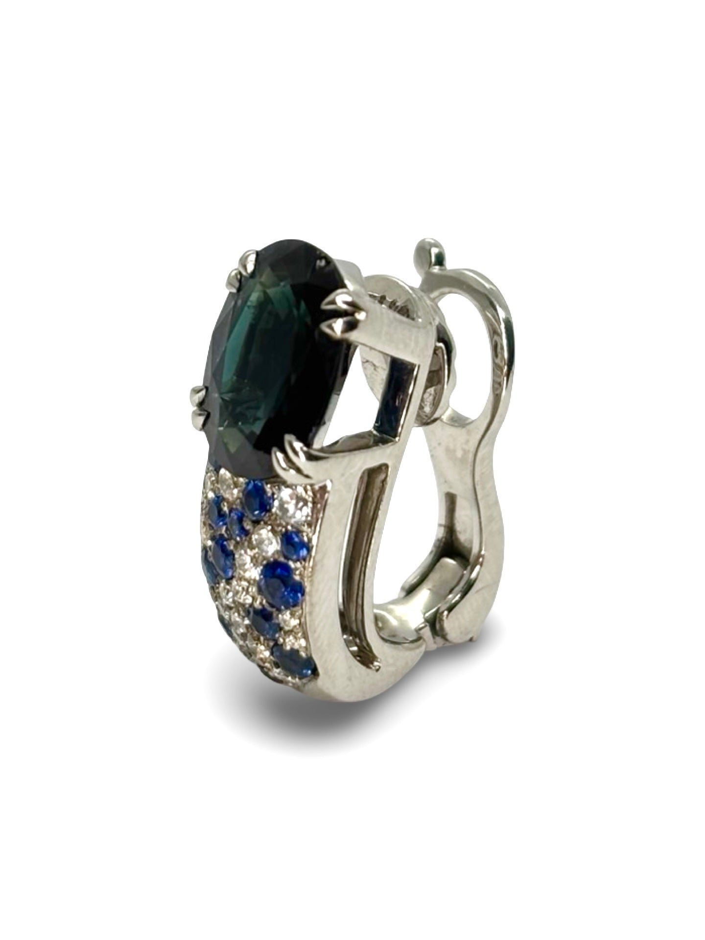 Splendides boucles d’oreilles Mauboussin en or blanc, serties de saphirs profonds totalisant 4,8 carats et sublimées par 0,40 carat de diamants étincelants. Une création d’exception alliant élégance et savoir-faire joaillier, idéale pour les grandes occasions ou pour enrichir une collection de bijoux de luxe.