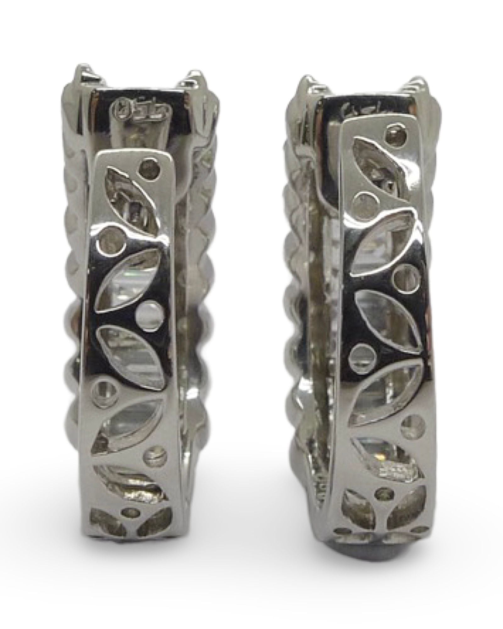 Découvrez nos sublimes boucles d'oreilles en or blanc, élégamment serties de diamants naturels taillés en brillants et en baguettes. Avec un poids total de 2 carats, ces boucles d'oreilles allient éclat et raffinement pour sublimer votre style. Parfaites pour une occasion spéciale ou pour apporter une touche raffinée au quotidien.