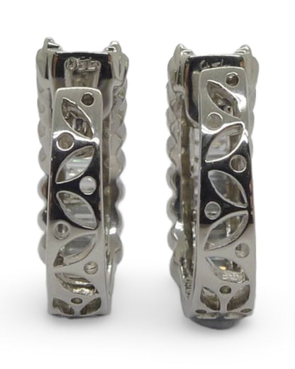 Découvrez nos sublimes boucles d'oreilles en or blanc, élégamment serties de diamants naturels taillés en brillants et en baguettes. Avec un poids total de 2 carats, ces boucles d'oreilles allient éclat et raffinement pour sublimer votre style. Parfaites pour une occasion spéciale ou pour apporter une touche raffinée au quotidien.