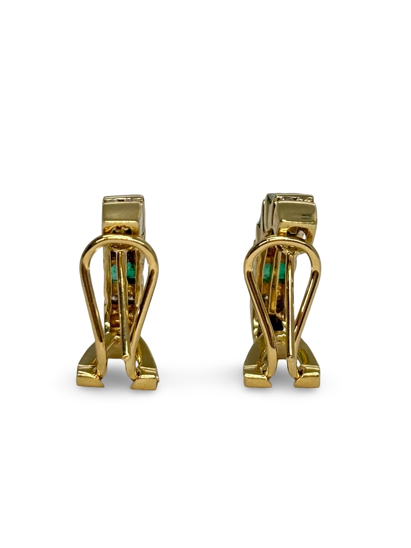 Boucles d’oreilles en or jaune 18 carats serties d’émeraudes pour un poids total de 0,70 carat et de diamants totalisant 0,16 carat. Ce bijou précieux met en valeur l’éclat profond des émeraudes, sublimé par la brillance des diamants. Leur design élégant et intemporel en fait des boucles d’oreilles idéales pour une occasion spéciale ou pour apporter une touche de raffinement au quotidien. Elles s’accordent facilement avec d’autres bijoux en or jaune.