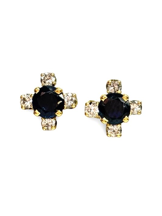 Boucles d’oreilles en or jaune 18 carats serties de saphirs pour un poids total de 0,90 carat et de diamants totalisant 0,30 carat. Ce bijou raffiné met en valeur l’intensité du bleu des saphirs, sublimée par l’éclat des diamants. Leur design élégant et intemporel en fait des boucles d’oreilles idéales pour une occasion spéciale ou pour rehausser une tenue au quotidien. Elles s’associent facilement à d’autres bijoux en or jaune.