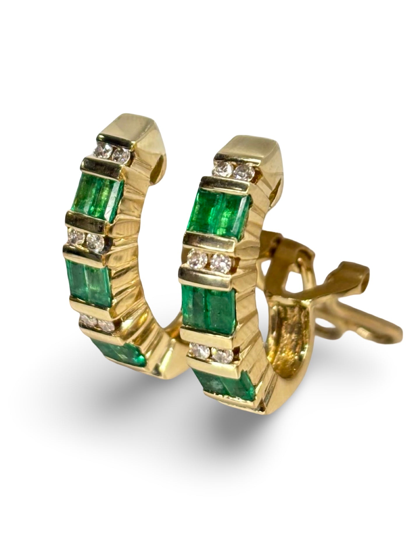 Boucles d’oreilles en or jaune 18 carats serties d’émeraudes pour un poids total de 0,70 carat et de diamants totalisant 0,16 carat. Ce bijou précieux met en valeur l’éclat profond des émeraudes, sublimé par la brillance des diamants. Leur design élégant et intemporel en fait des boucles d’oreilles idéales pour une occasion spéciale ou pour apporter une touche de raffinement au quotidien. Elles s’accordent facilement avec d’autres bijoux en or jaune.