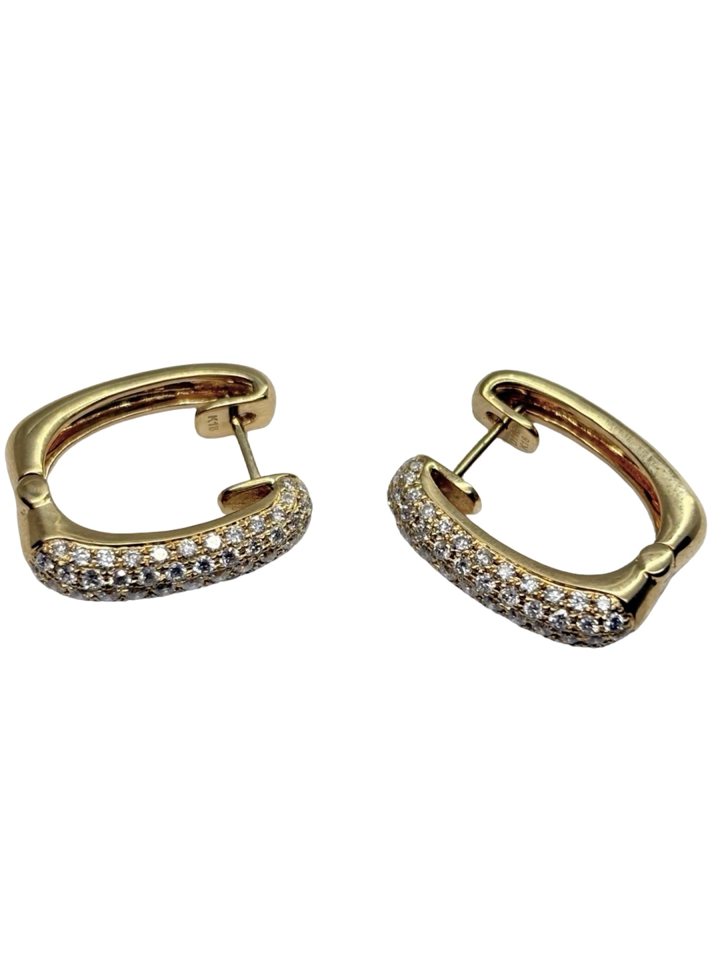 Boucles d'oreilles en or jaune 18K (750‰) serties de diamants totalisant 1,20 carat. Leur design élégant met en valeur l'éclat naturel des diamants et la chaleur de l'or jaune pour un rendu raffiné et intemporel. Idéales pour une occasion spéciale ou pour illuminer une tenue au quotidien, ces boucles d'oreilles incarnent le savoir-faire joaillier, l'élégance et la qualité. Un bijou précieux conçu pour traverser les générations avec style.