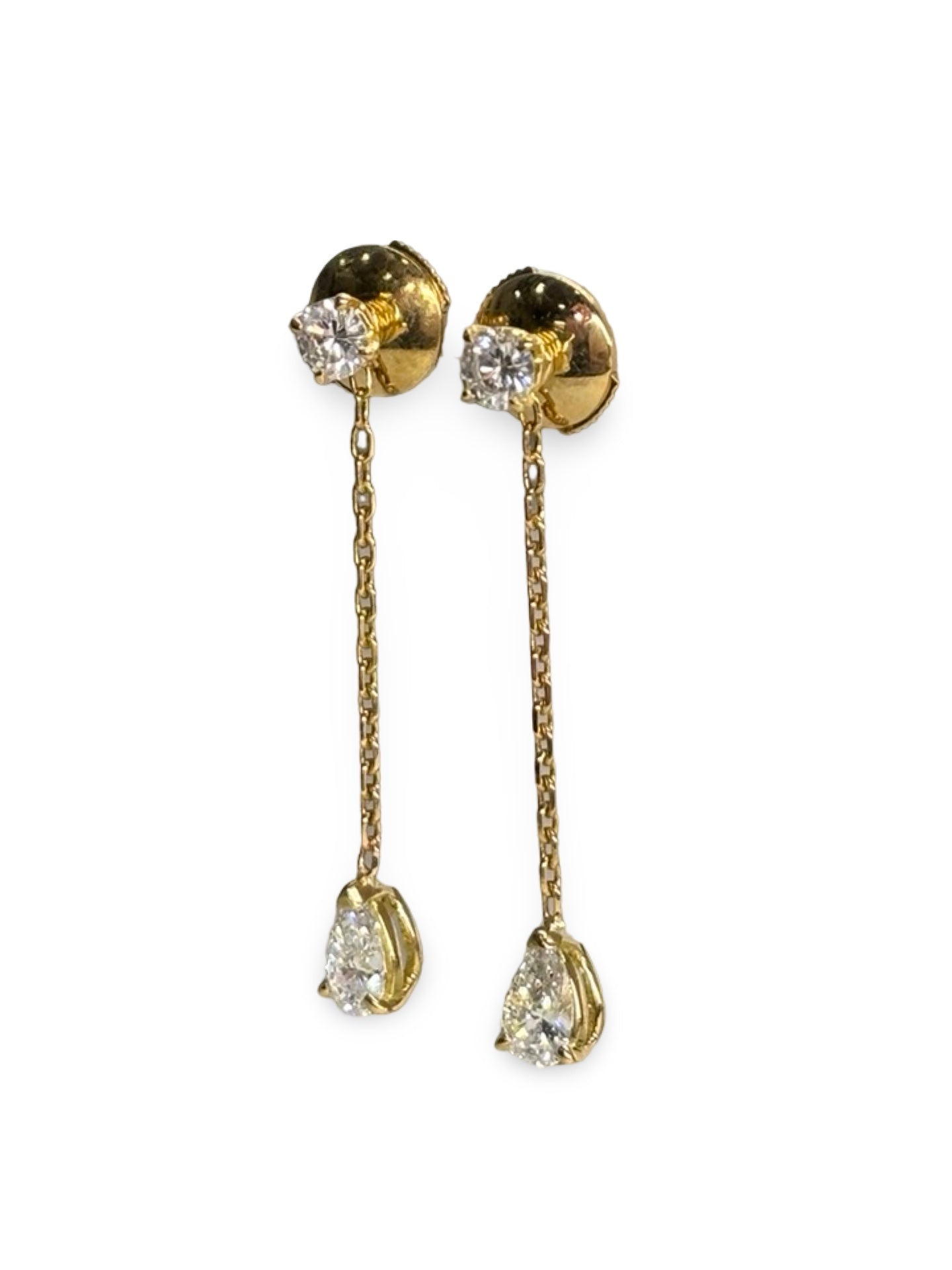 Boucles d’oreilles en or jaune 18K serties de diamants totalisant 0,94 ct. Élégantes et raffinées, elles mettent en valeur la chaleur de l’or jaune associée à l’éclat lumineux des diamants. Cette paire intemporelle sublime toutes les tenues et constitue un bijou précieux, parfait pour offrir ou enrichir une collection de joaillerie fine.