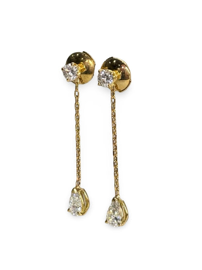 Boucles d’oreilles en or jaune 18K serties de diamants totalisant 0,94 ct. Élégantes et raffinées, elles mettent en valeur la chaleur de l’or jaune associée à l’éclat lumineux des diamants. Cette paire intemporelle sublime toutes les tenues et constitue un bijou précieux, parfait pour offrir ou enrichir une collection de joaillerie fine.