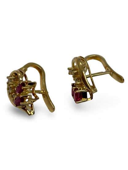 Boucles d’oreilles en or jaune 18K ornées de rubis totalisant 0,30 ct et de diamants de 0,12 ct. Élégantes et raffinées, elles associent l’intensité rouge des rubis à l’éclat subtil des diamants. Cette paire intemporelle sublime toutes les tenues et constitue un bijou précieux, parfait pour offrir ou compléter une collection de joaillerie fine.