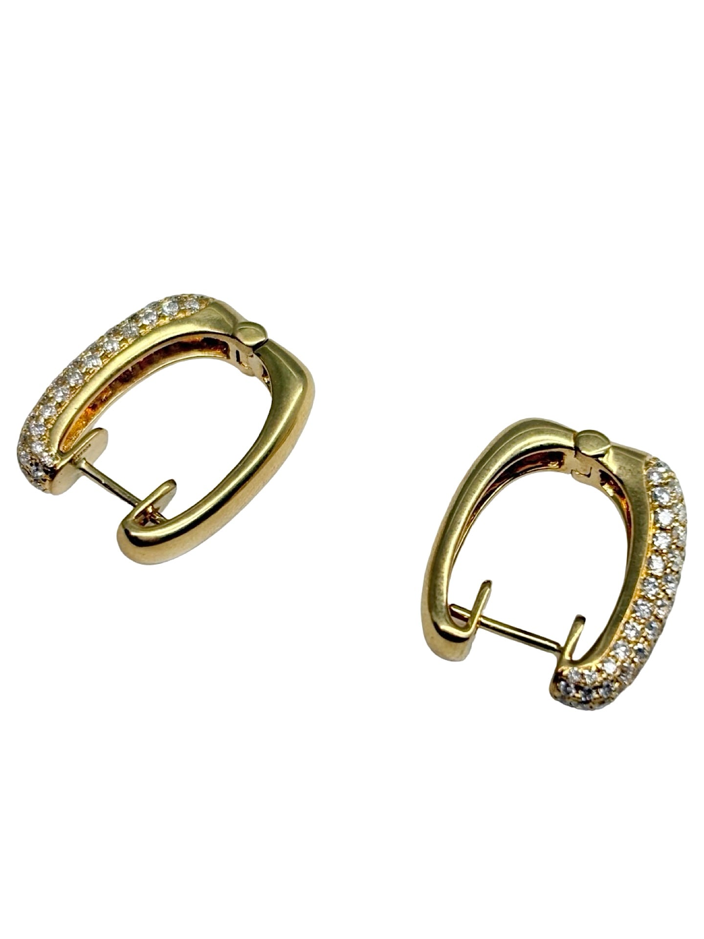 Boucles d'oreilles en or jaune 18K (750‰) serties de diamants totalisant 1,20 carat. Leur design élégant met en valeur l'éclat naturel des diamants et la chaleur de l'or jaune pour un rendu raffiné et intemporel. Idéales pour une occasion spéciale ou pour illuminer une tenue au quotidien, ces boucles d'oreilles incarnent le savoir-faire joaillier, l'élégance et la qualité. Un bijou précieux conçu pour traverser les générations avec style.