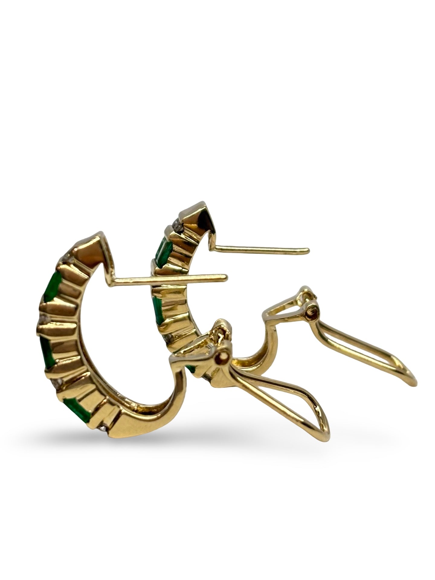 Boucles d’oreilles en or jaune 18 carats serties d’émeraudes pour un poids total de 0,70 carat et de diamants totalisant 0,16 carat. Ce bijou précieux met en valeur l’éclat profond des émeraudes, sublimé par la brillance des diamants. Leur design élégant et intemporel en fait des boucles d’oreilles idéales pour une occasion spéciale ou pour apporter une touche de raffinement au quotidien. Elles s’accordent facilement avec d’autres bijoux en or jaune.