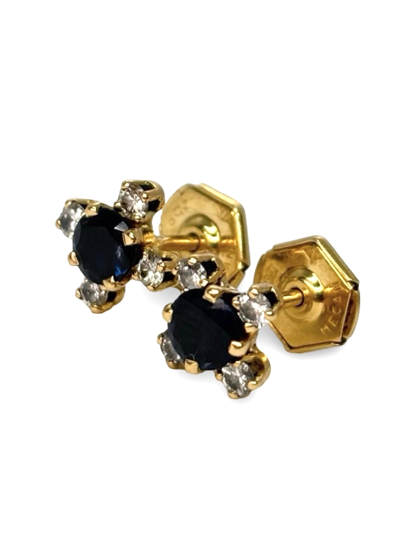Boucles d’oreilles en or jaune 18 carats serties de saphirs pour un poids total de 0,90 carat et de diamants totalisant 0,30 carat. Ce bijou raffiné met en valeur l’intensité du bleu des saphirs, sublimée par l’éclat des diamants. Leur design élégant et intemporel en fait des boucles d’oreilles idéales pour une occasion spéciale ou pour rehausser une tenue au quotidien. Elles s’associent facilement à d’autres bijoux en or jaune.