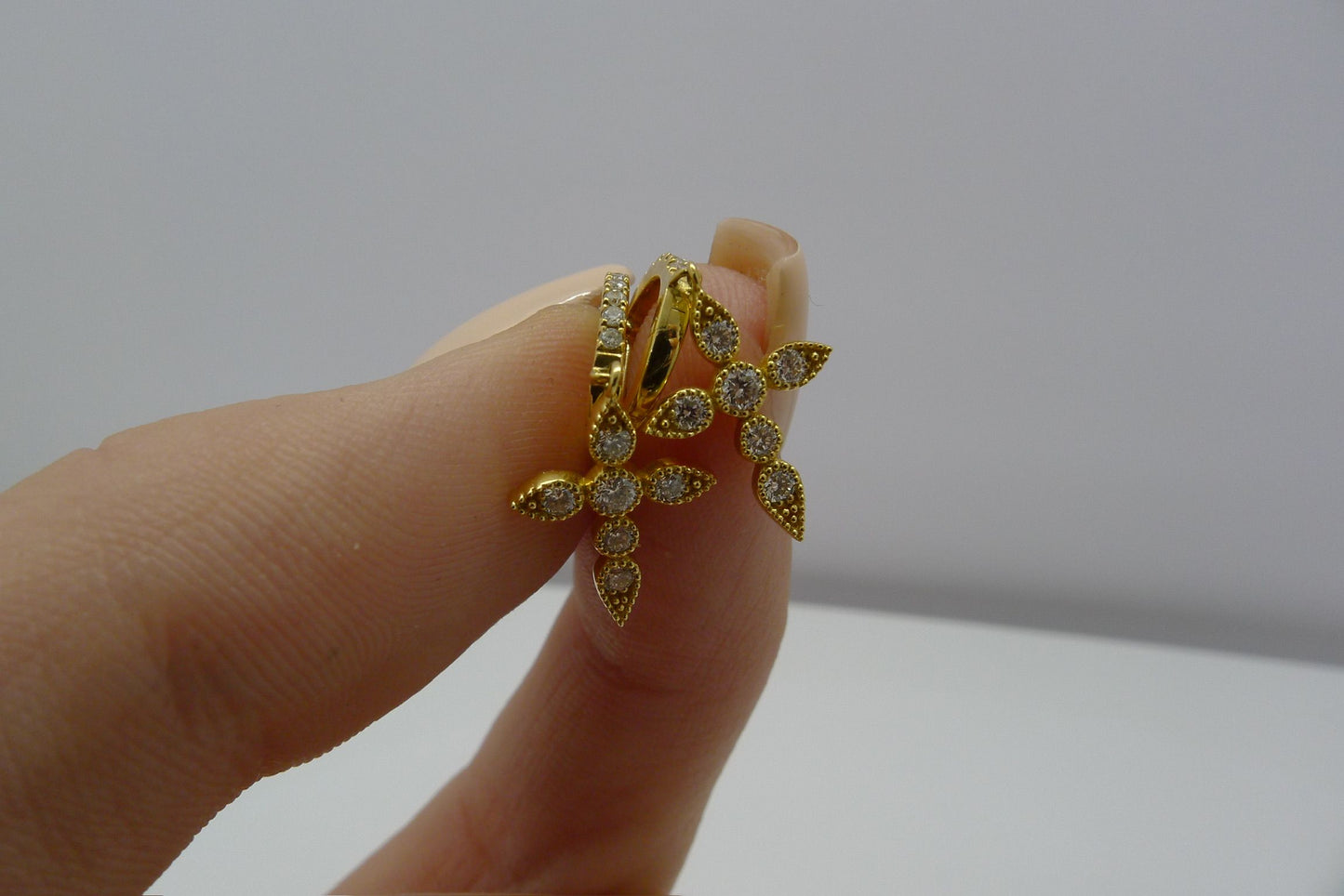 Sublimez votre style avec ces élégantes boucles d'oreilles en or jaune, serties de 24 diamants naturels pour un éclat exceptionnel. Avec un poids total de 0,41 carat, ces bijoux raffinés sont parfaits pour sublimer chaque tenue. Idéales pour une occasion spéciale ou un cadeau inoubliable, ces boucles d'oreilles en diamant offrent un éclat intemporel et une élégance incomparable.