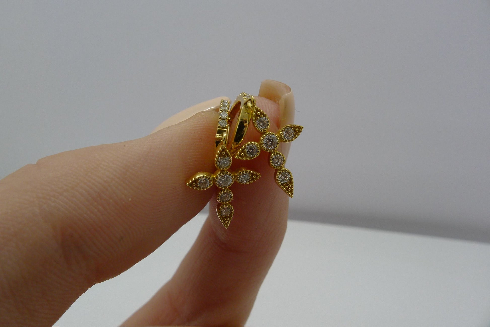 Sublimez votre style avec ces élégantes boucles d'oreilles en or jaune, serties de 24 diamants naturels pour un éclat exceptionnel. Avec un poids total de 0,41 carat, ces bijoux raffinés sont parfaits pour sublimer chaque tenue. Idéales pour une occasion spéciale ou un cadeau inoubliable, ces boucles d'oreilles en diamant offrent un éclat intemporel et une élégance incomparable.