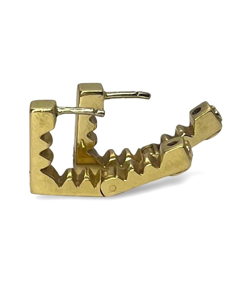 Sublimez votre style avec ces boucles d’oreilles en or blanc, élégamment serties de diamants incolores et noirs. Le contraste entre la brillance pure des diamants blancs et la profondeur mystérieuse des diamants noirs crée un équilibre raffiné, à la fois moderne et intemporel. Un bijou sophistiqué, idéal pour ajouter une touche de caractère à toutes vos tenues.