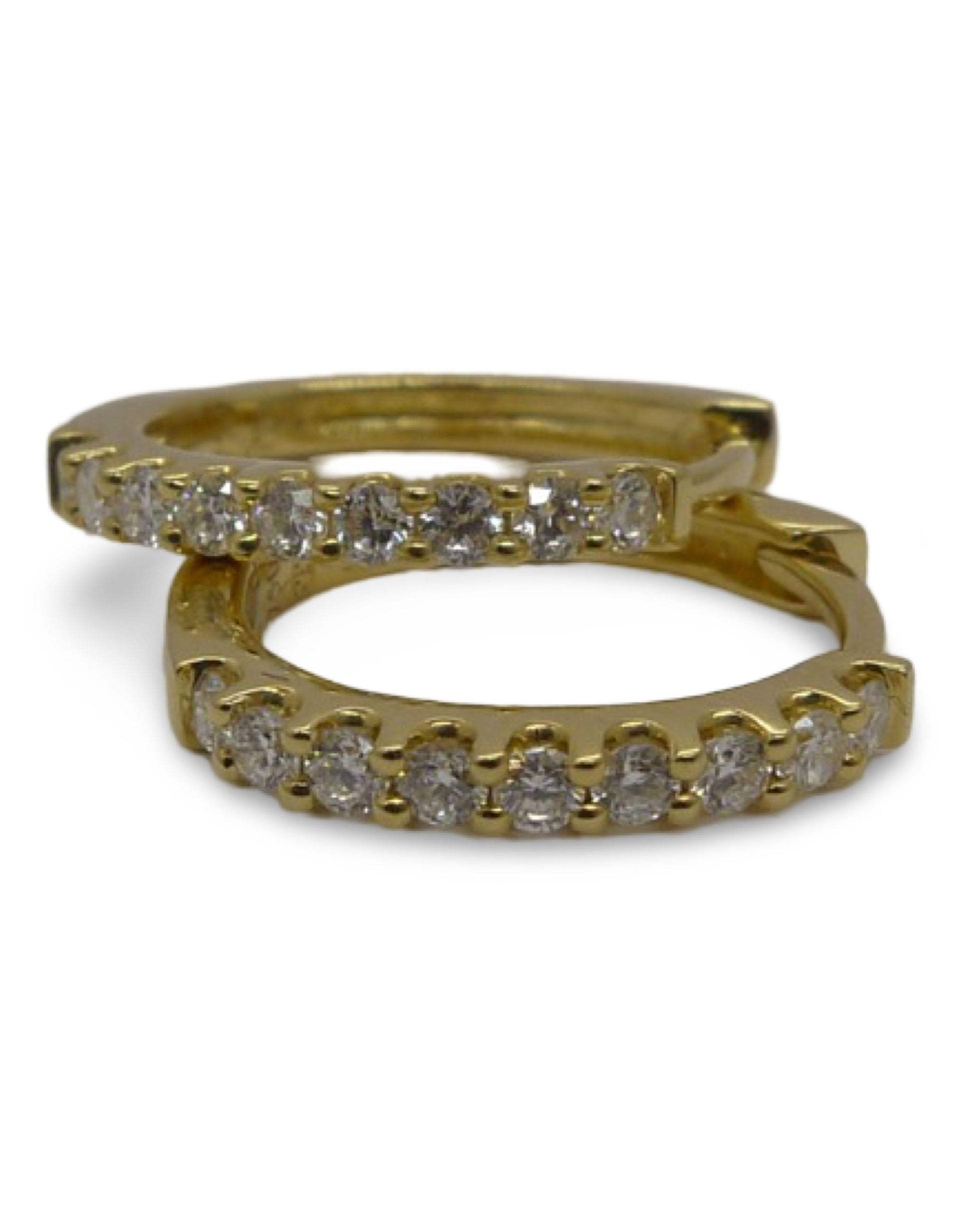 Découvrez ces magnifiques boucles d'oreilles en or jaune, élégamment serties de 18 diamants naturels taillés en brillants, pour un poids total de 0,27 ct. Un bijou raffiné, parfait pour sublimer vos tenues. Ces boucles d'oreilles sont livrées dans un écrin, idéal pour offrir ou se faire plaisir. Ajouter une touche d'éclat à votre collection de bijoux avec ces boucles d'oreilles au design intemporel.