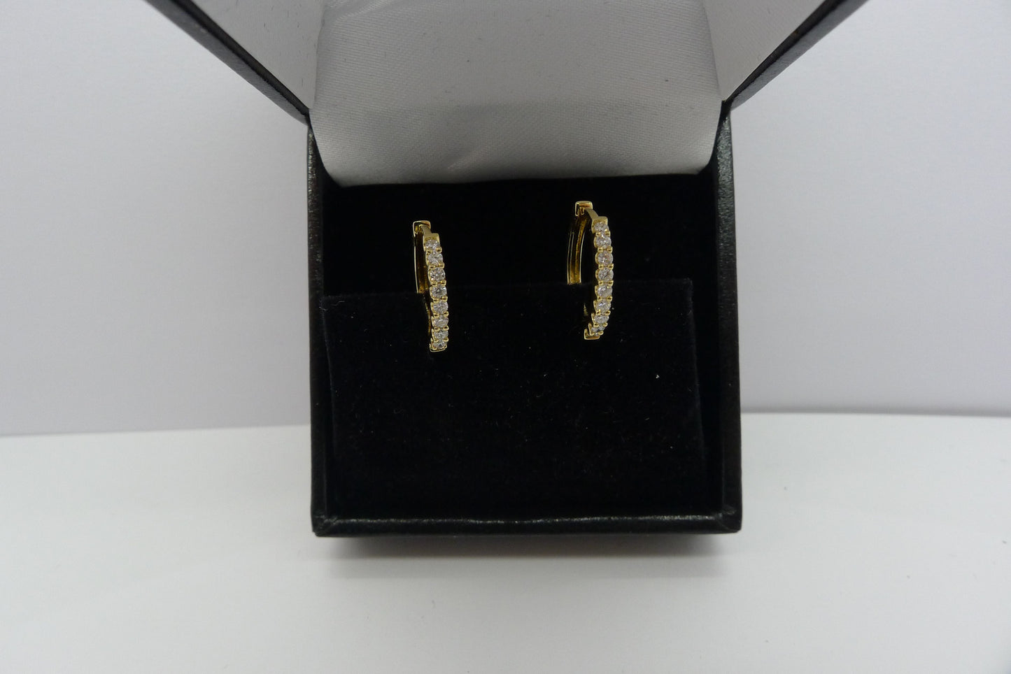 Découvrez ces magnifiques boucles d'oreilles en or jaune, élégamment serties de 18 diamants naturels taillés en brillants, pour un poids total de 0,27 ct. Un bijou raffiné, parfait pour sublimer vos tenues. Ces boucles d'oreilles sont livrées dans un écrin, idéal pour offrir ou se faire plaisir. Ajouter une touche d'éclat à votre collection de bijoux avec ces boucles d'oreilles au design intemporel.