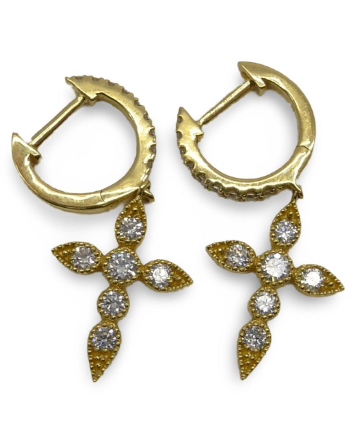 Sublimez votre style avec ces élégantes boucles d'oreilles en or jaune, serties de 24 diamants naturels pour un éclat exceptionnel. Avec un poids total de 0,41 carat, ces bijoux raffinés sont parfaits pour sublimer chaque tenue. Idéales pour une occasion spéciale ou un cadeau inoubliable, ces boucles d'oreilles en diamant offrent un éclat intemporel et une élégance incomparable.