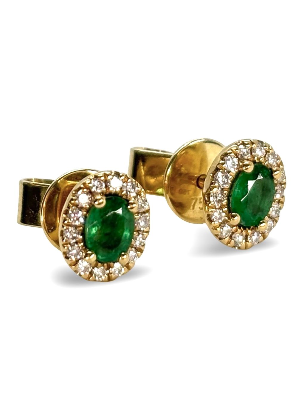 Élégantes puces d’oreilles en or jaune 18 carats, ornées d’émeraudes d’un total de 0,40 carat et de diamants scintillants de 0,20 carat. Un bijou raffiné qui allie la richesse de la pierre verte à la brillance des diamants. Parfaites pour apporter une touche de couleur et d’éclat au quotidien ou lors d’occasions spéciales.