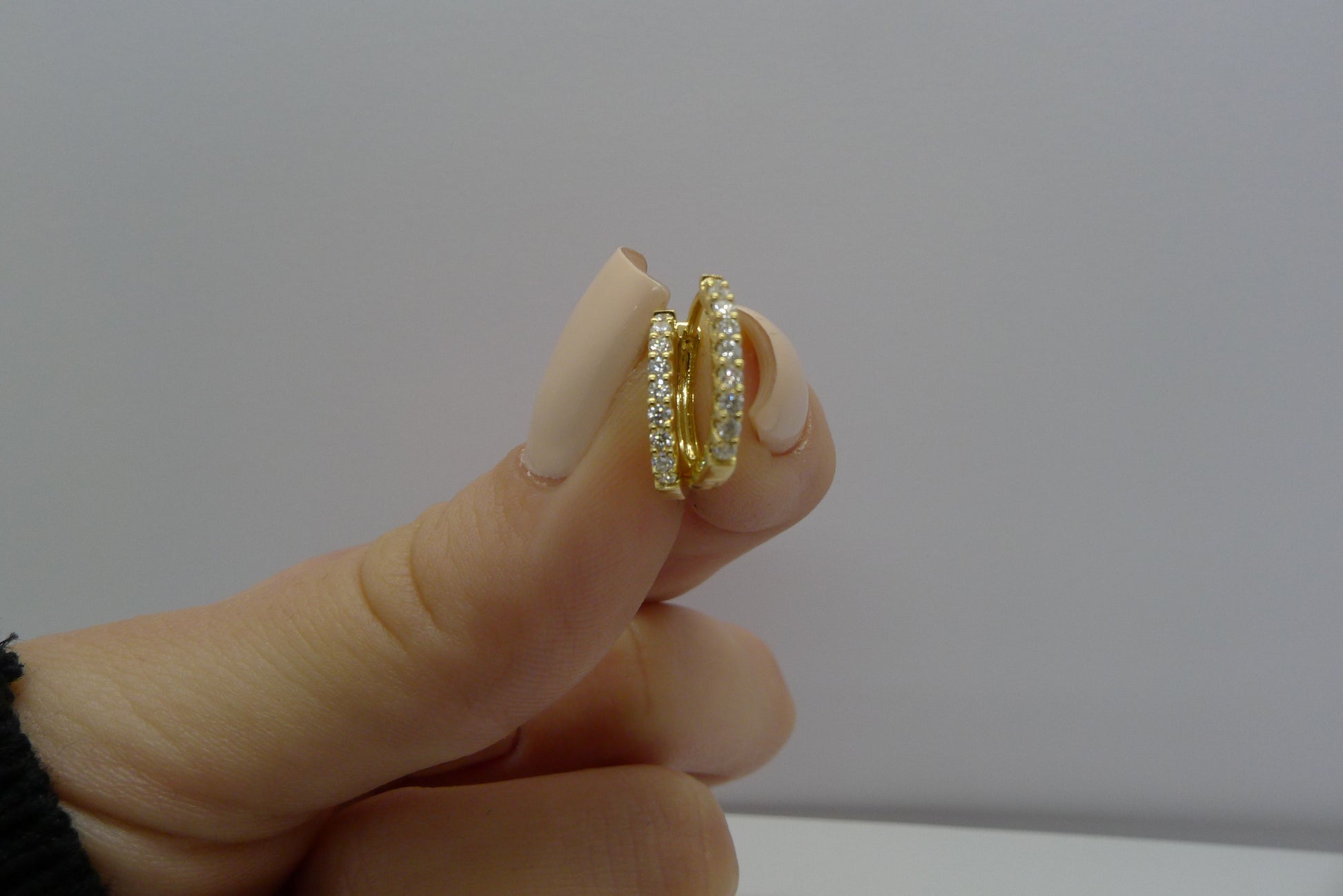 Découvrez ces magnifiques boucles d'oreilles en or jaune, élégamment serties de 18 diamants naturels taillés en brillants, pour un poids total de 0,27 ct. Un bijou raffiné, parfait pour sublimer vos tenues. Ces boucles d'oreilles sont livrées dans un écrin, idéal pour offrir ou se faire plaisir. Ajouter une touche d'éclat à votre collection de bijoux avec ces boucles d'oreilles au design intemporel.