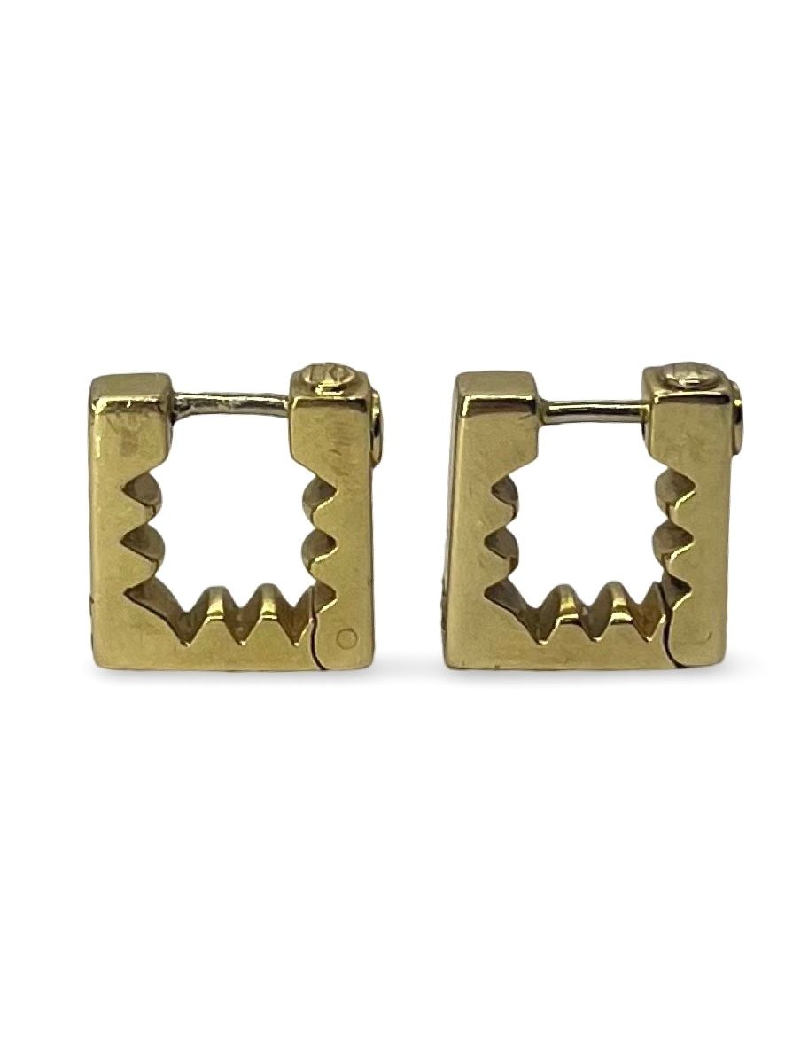 Sublimez votre style avec ces boucles d’oreilles en or blanc, élégamment serties de diamants incolores et noirs. Le contraste entre la brillance pure des diamants blancs et la profondeur mystérieuse des diamants noirs crée un équilibre raffiné, à la fois moderne et intemporel. Un bijou sophistiqué, idéal pour ajouter une touche de caractère à toutes vos tenues.