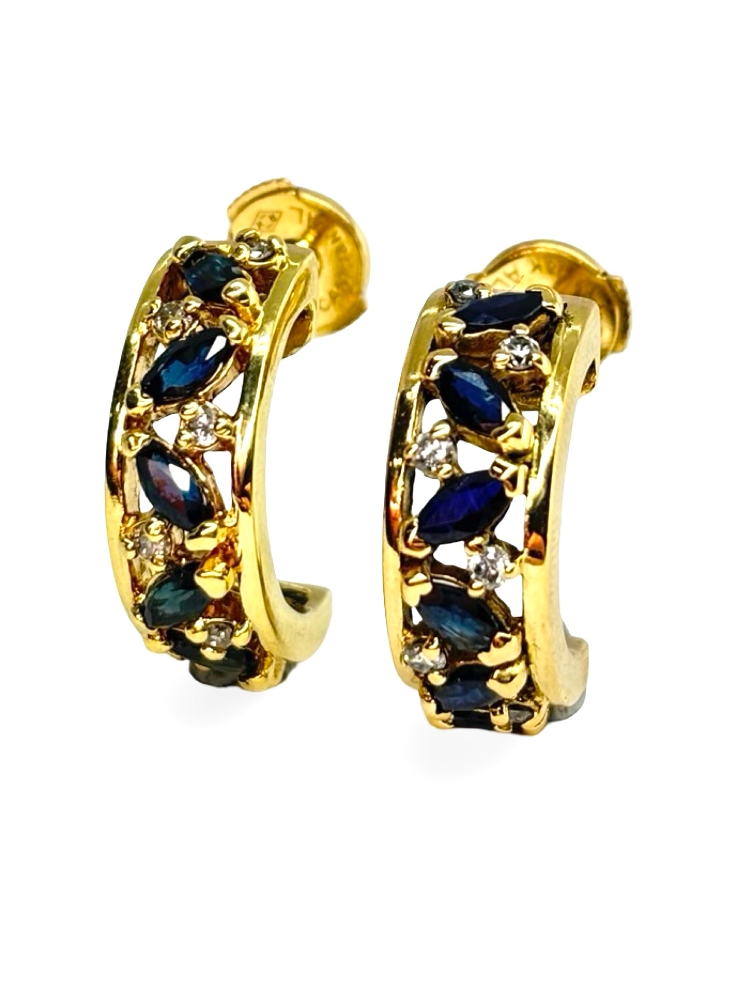 Boucles d’oreilles en or jaune 18 carats serties de saphirs totalisant 0,50 carat et de diamants pour un poids total de 0,10 carat. Leur design raffiné met en valeur la profondeur intense des saphirs, sublimée par l’éclat délicat des diamants. Élégantes et lumineuses, ces boucles apportent sophistication et charme intemporel, idéales pour sublimer chaque tenue.
