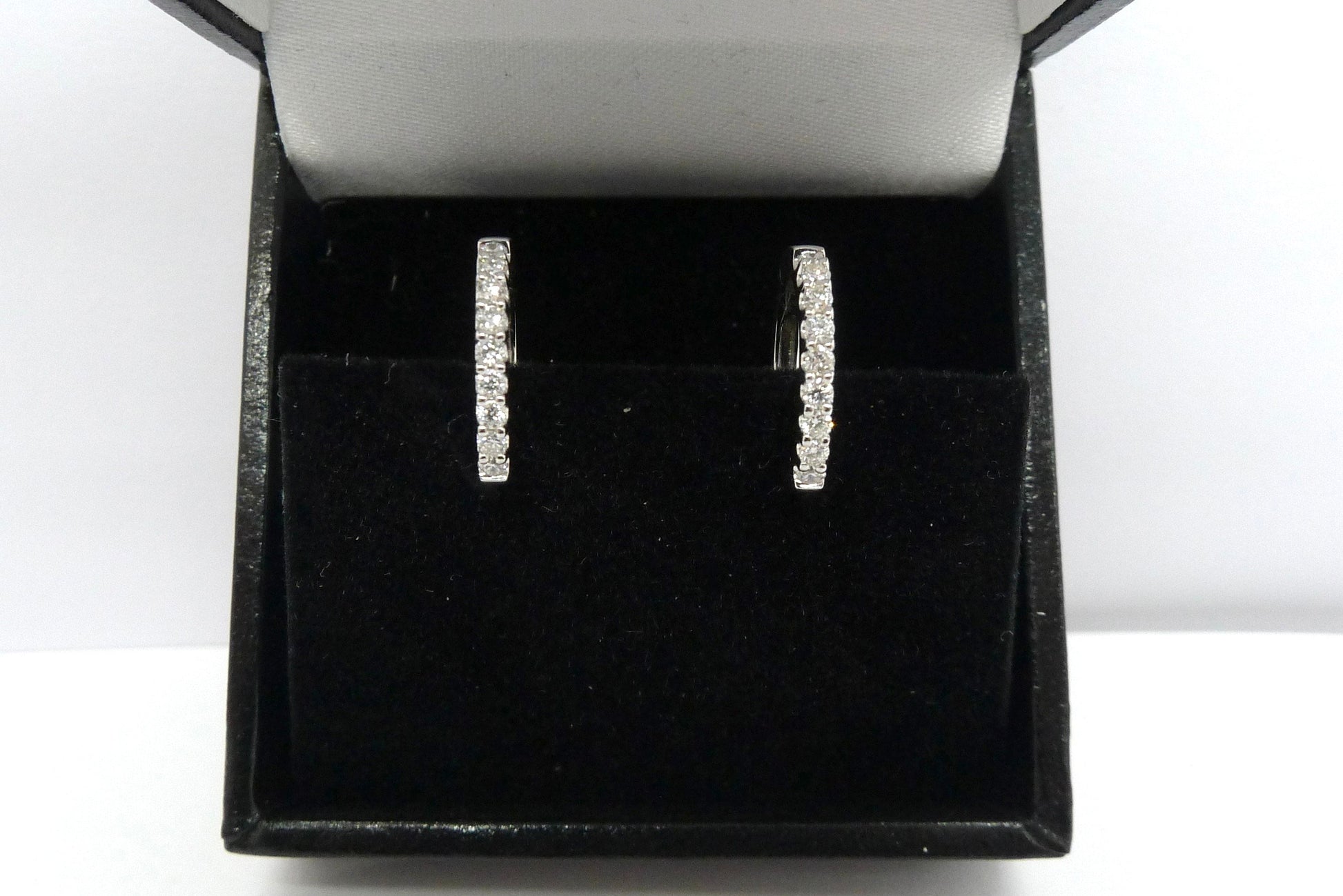 Découvrez ces magnifiques boucles d'oreilles en or, serties de 18 diamants naturels taillés en brillants, pour un poids total de 0,2 carat. Élégantes et raffinées, ces boucles d'oreilles sont présentées dans un écrin de qualité, idéal pour offrir ou se faire plaisir. Parfaites pour toutes les occasions, elles apportent une touche de brillance et de sophistication à votre style.