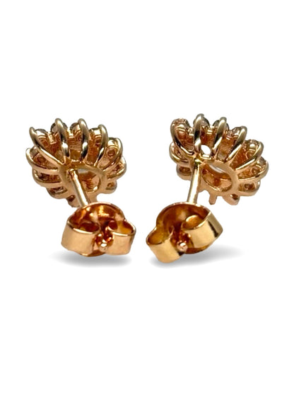 Boucles d’oreilles en or rose 14 carats serties de diamants jaunes. Ce bijou raffiné séduit par la douceur de l’or rose et l’éclat lumineux des diamants jaunes, offrant une touche élégante et originale. Idéales pour sublimer une tenue au quotidien ou lors d’une occasion spéciale, ces boucles d’oreilles allient modernité, finesse et charme précieux.