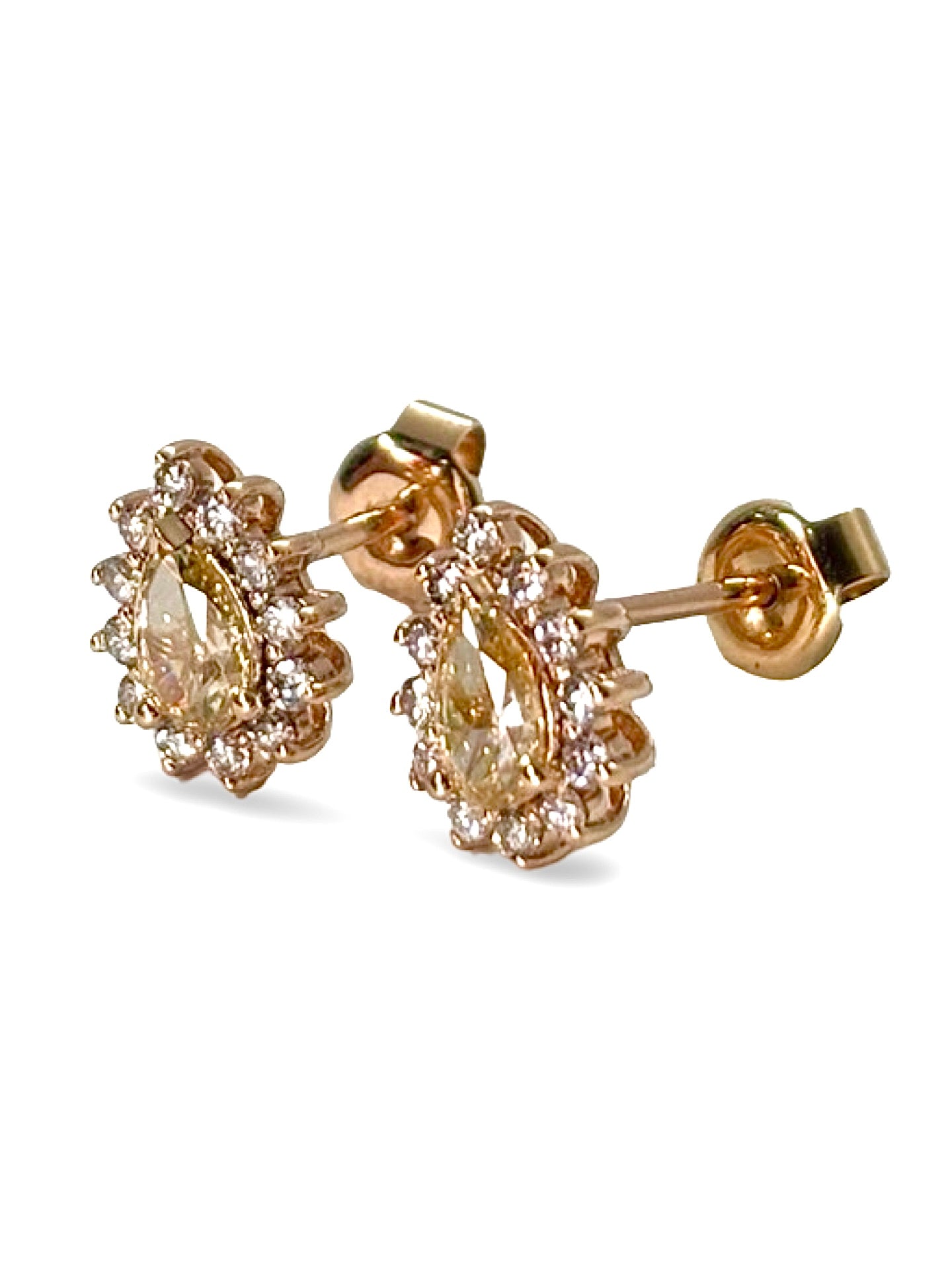 Boucles d’oreilles en or rose 14 carats serties de diamants jaunes. Ce bijou raffiné séduit par la douceur de l’or rose et l’éclat lumineux des diamants jaunes, offrant une touche élégante et originale. Idéales pour sublimer une tenue au quotidien ou lors d’une occasion spéciale, ces boucles d’oreilles allient modernité, finesse et charme précieux.