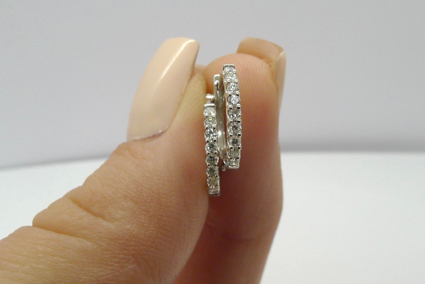 Découvrez ces magnifiques boucles d'oreilles en or, serties de 18 diamants naturels taillés en brillants, pour un poids total de 0,2 carat. Élégantes et raffinées, ces boucles d'oreilles sont présentées dans un écrin de qualité, idéal pour offrir ou se faire plaisir. Parfaites pour toutes les occasions, elles apportent une touche de brillance et de sophistication à votre style.