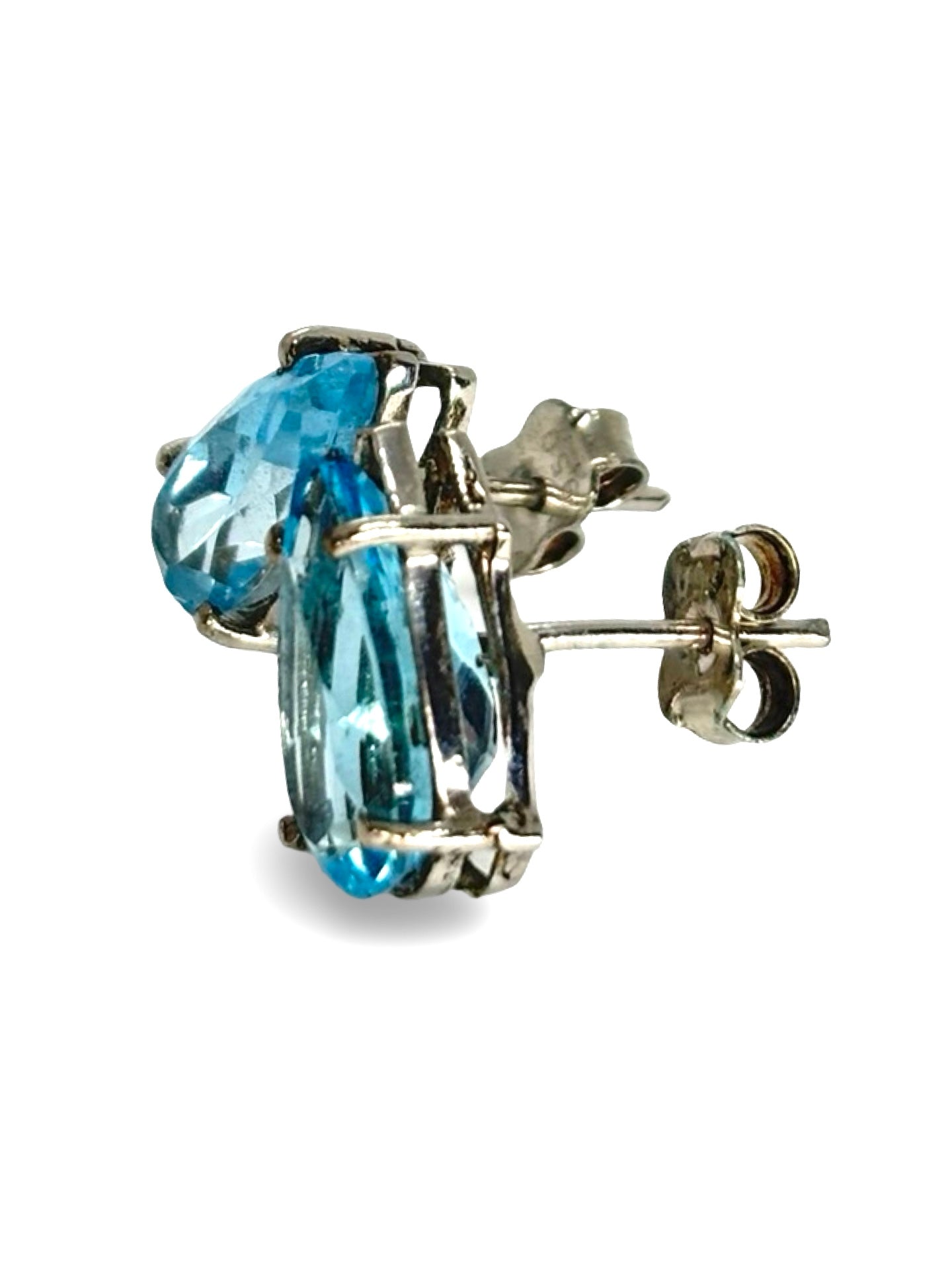 Boucles d’oreilles en platine 950 ornées de topazes éclatantes. Ce bijou raffiné associe la pureté du platine à la brillance lumineuse de la topaze pour offrir une paire élégante et intemporelle. Idéales pour apporter une touche de sophistication et sublimer le visage avec une lumière délicate.