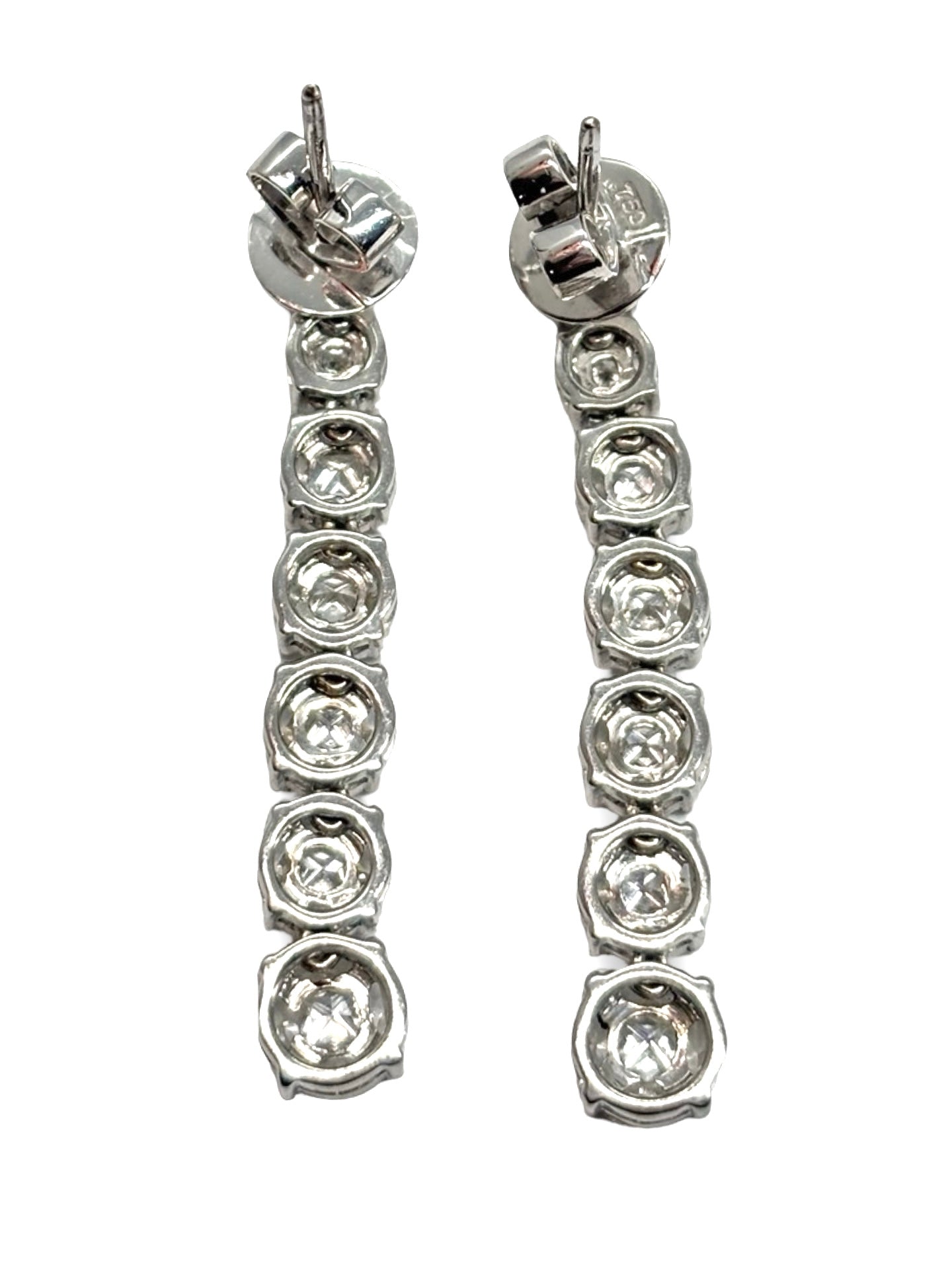 Boucles d’oreilles pendantes en or blanc 18 carats serties de diamants totalisant 2 carats. Élégantes et lumineuses, elles subliment le visage grâce à l’éclat intense des diamants et à la finesse de l’or blanc. Un bijou raffiné idéal pour une occasion spéciale, une cérémonie ou pour enrichir une collection de joaillerie intemporelle et sophistiquée.