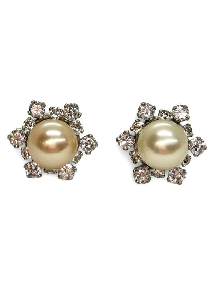 Boucles d’oreilles en or blanc 18K ornées de perles et de diamants totalisant 1,60 carat. Élégantes et raffinées, elles séduisent par l’éclat lumineux des diamants associé à la douceur nacrée des perles. Cette paire intemporelle incarne le charme classique et le luxe discret, idéale pour sublimer une tenue habillée ou enrichir une collection de joaillerie précieuse.