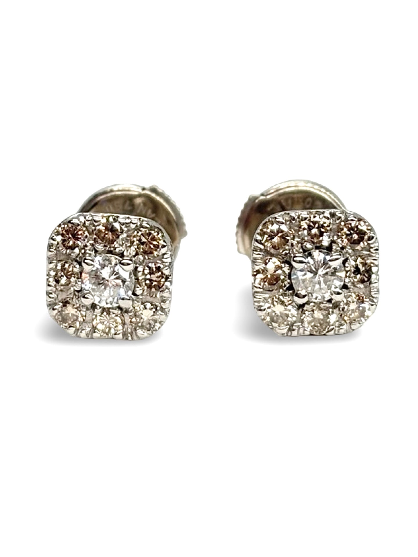 Boucles d’oreilles en or blanc sublimées par des diamants totalisant 0,68 carat. Leur éclat raffiné illumine le visage avec élégance et modernité. Un bijou intemporel qui associe la pureté de l’or blanc à la brillance naturelle du diamant, idéal pour toutes les occasions, du quotidien aux soirées les plus sophistiquées.