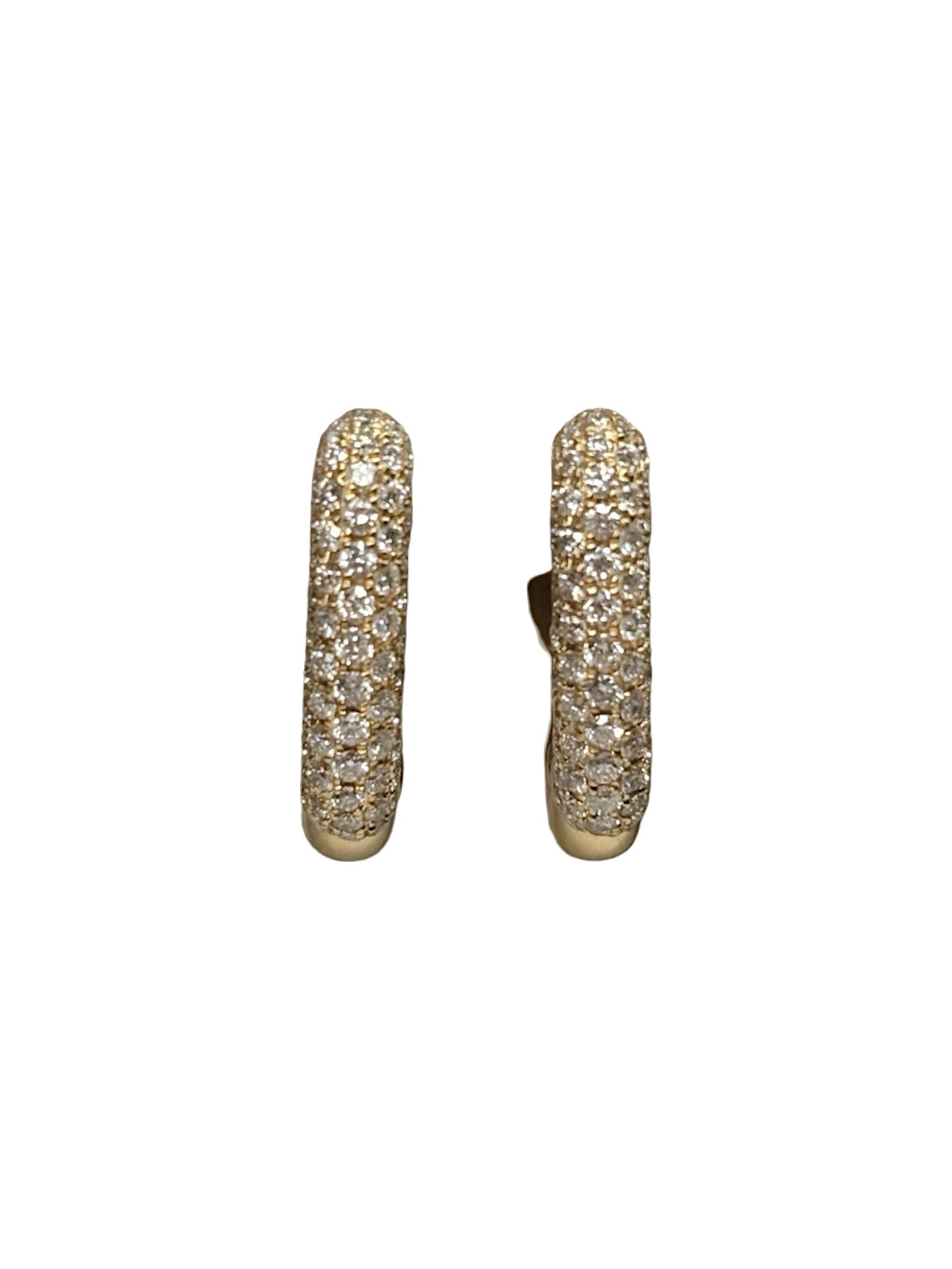 Boucles d'oreilles en or jaune 18K (750‰) serties de diamants totalisant 1,20 carat. Leur design élégant met en valeur l'éclat naturel des diamants et la chaleur de l'or jaune pour un rendu raffiné et intemporel. Idéales pour une occasion spéciale ou pour illuminer une tenue au quotidien, ces boucles d'oreilles incarnent le savoir-faire joaillier, l'élégance et la qualité. Un bijou précieux conçu pour traverser les générations avec style.