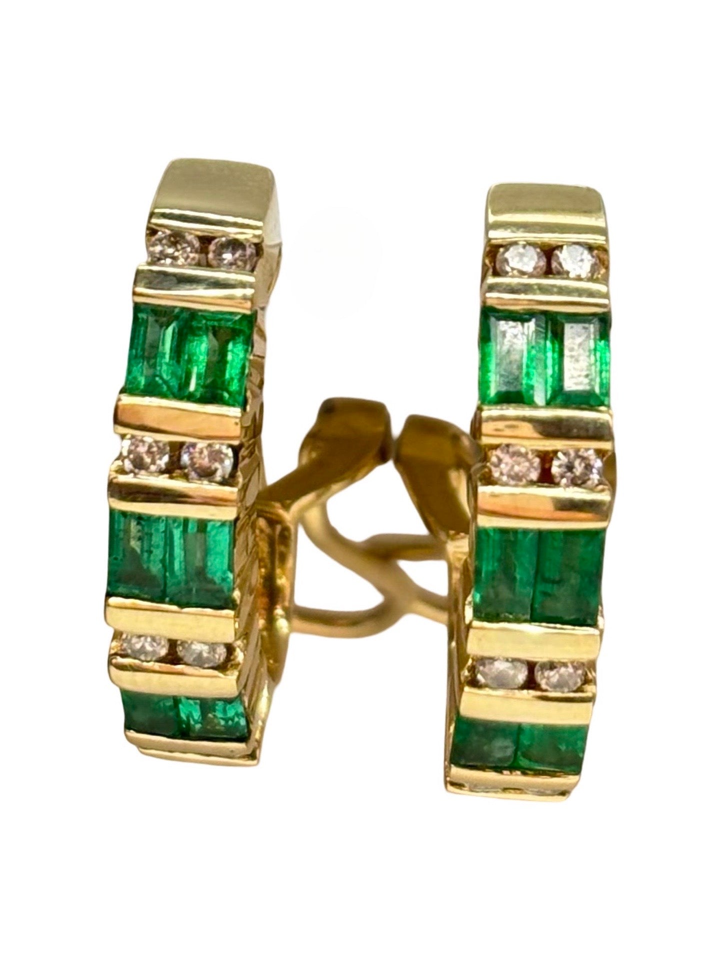 Boucles d’oreilles en or jaune 18 carats serties d’émeraudes pour un poids total de 0,70 carat et de diamants totalisant 0,16 carat. Ce bijou précieux met en valeur l’éclat profond des émeraudes, sublimé par la brillance des diamants. Leur design élégant et intemporel en fait des boucles d’oreilles idéales pour une occasion spéciale ou pour apporter une touche de raffinement au quotidien. Elles s’accordent facilement avec d’autres bijoux en or jaune.