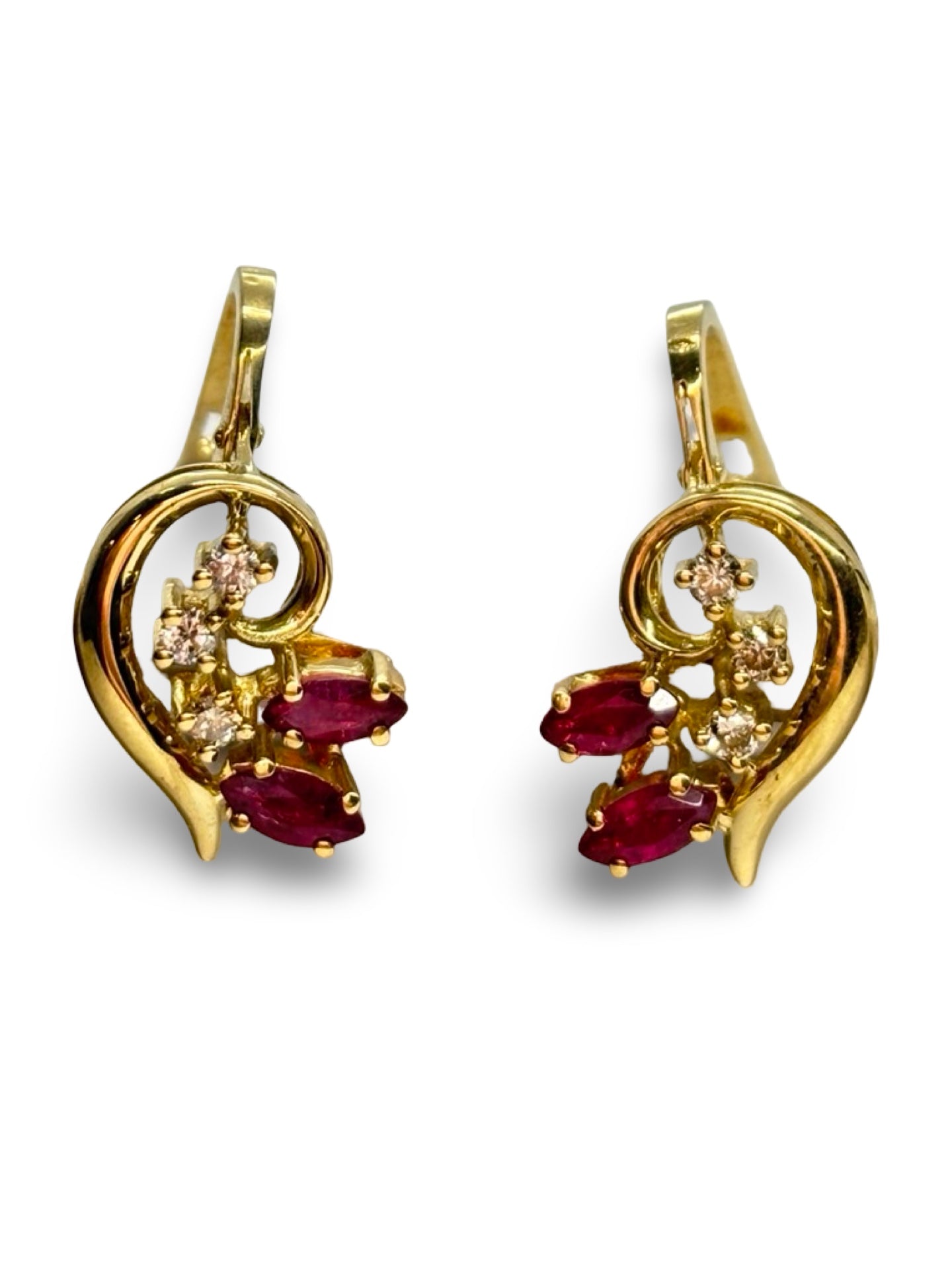Boucles d’oreilles en or jaune 18K ornées de rubis totalisant 0,30 ct et de diamants de 0,12 ct. Élégantes et raffinées, elles associent l’intensité rouge des rubis à l’éclat subtil des diamants. Cette paire intemporelle sublime toutes les tenues et constitue un bijou précieux, parfait pour offrir ou compléter une collection de joaillerie fine.
