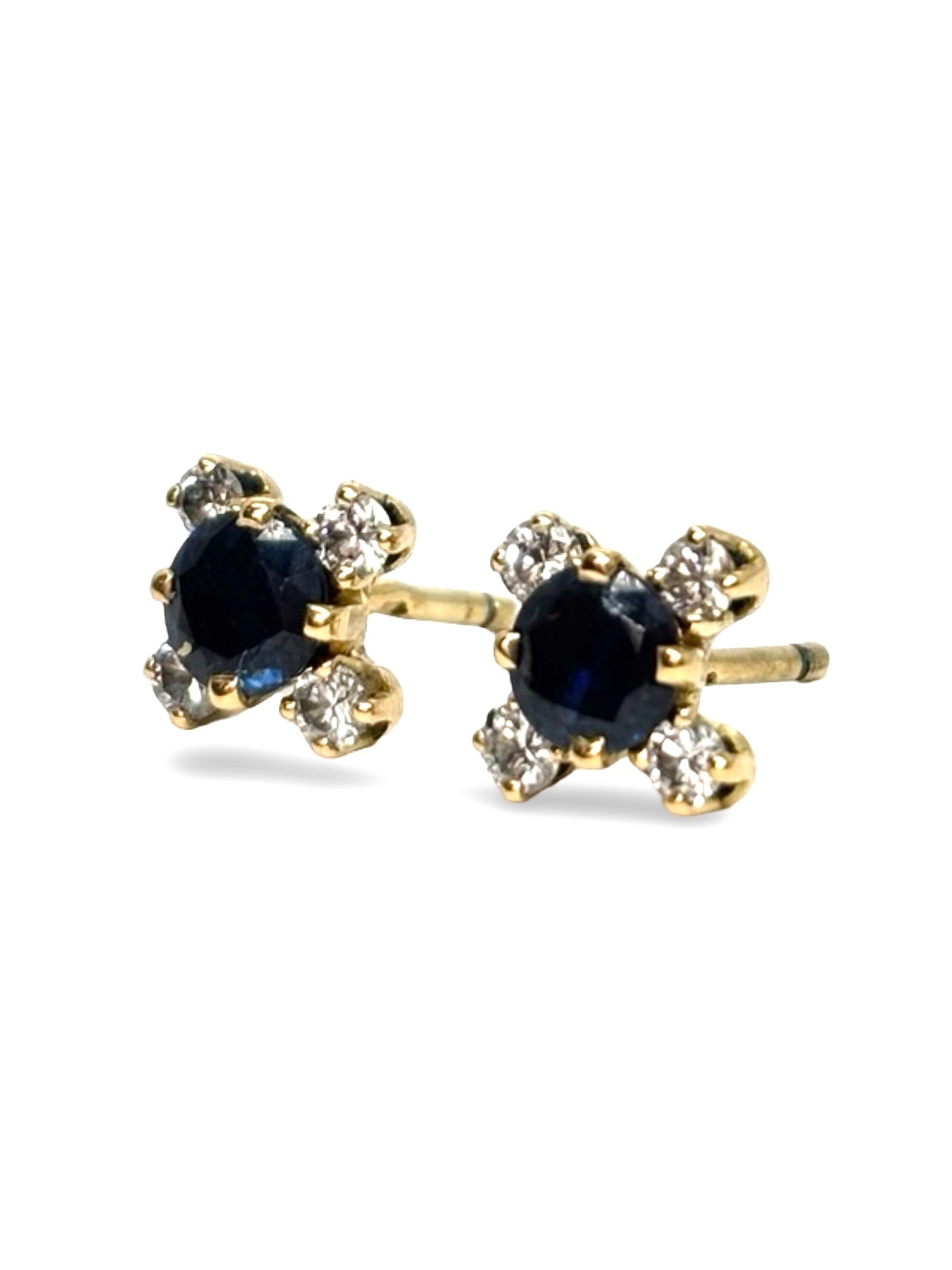 Boucles d’oreilles en or jaune 18 carats serties de saphirs pour un poids total de 0,90 carat et de diamants totalisant 0,30 carat. Ce bijou raffiné met en valeur l’intensité du bleu des saphirs, sublimée par l’éclat des diamants. Leur design élégant et intemporel en fait des boucles d’oreilles idéales pour une occasion spéciale ou pour rehausser une tenue au quotidien. Elles s’associent facilement à d’autres bijoux en or jaune.