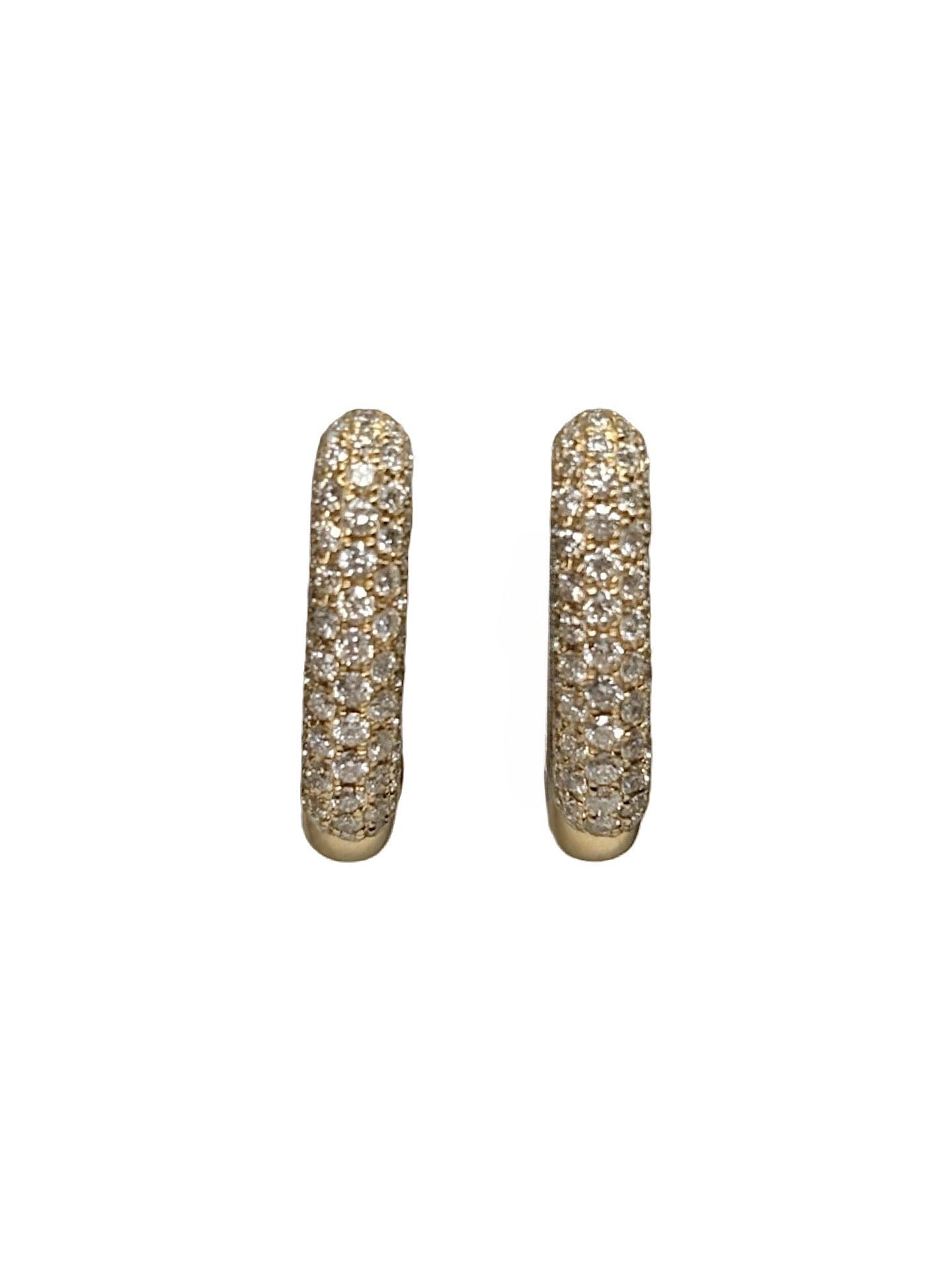 Boucles d'oreilles en or jaune 18K (750‰) serties de diamants totalisant 1,20 carat. Leur design élégant met en valeur l'éclat naturel des diamants et la chaleur de l'or jaune pour un rendu raffiné et intemporel. Idéales pour une occasion spéciale ou pour illuminer une tenue au quotidien, ces boucles d'oreilles incarnent le savoir-faire joaillier, l'élégance et la qualité. Un bijou précieux conçu pour traverser les générations avec style.