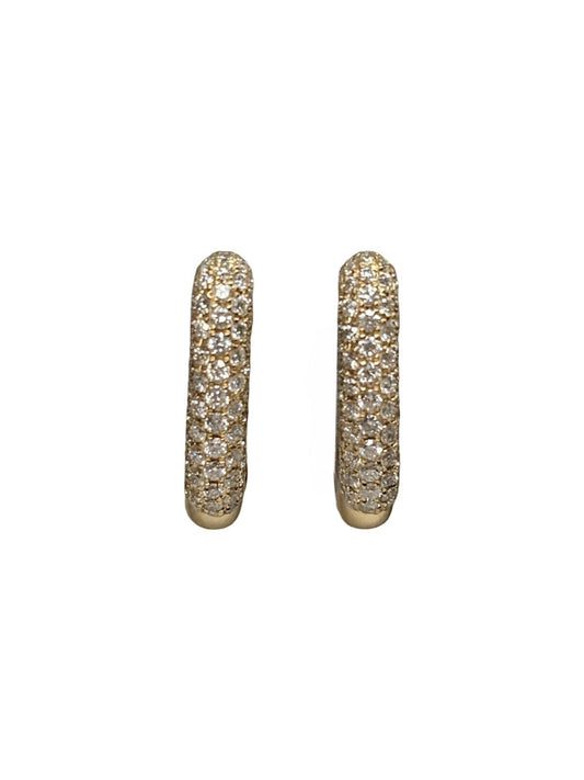 Boucles d'oreilles en or jaune 18K (750‰) serties de diamants totalisant 1,20 carat. Leur design élégant met en valeur l'éclat naturel des diamants et la chaleur de l'or jaune pour un rendu raffiné et intemporel. Idéales pour une occasion spéciale ou pour illuminer une tenue au quotidien, ces boucles d'oreilles incarnent le savoir-faire joaillier, l'élégance et la qualité. Un bijou précieux conçu pour traverser les générations avec style.