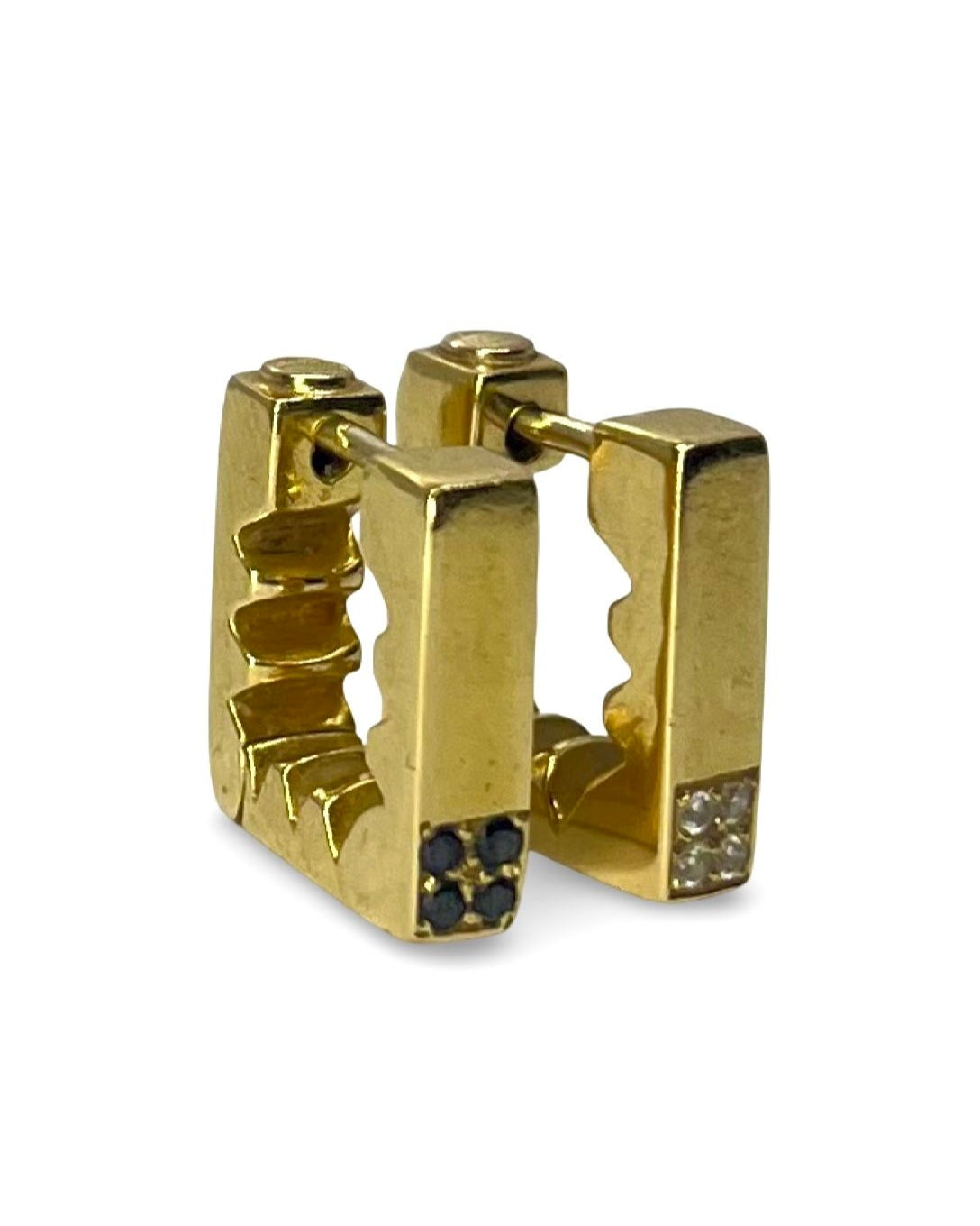 Sublimez votre style avec ces boucles d’oreilles en or blanc, élégamment serties de diamants incolores et noirs. Le contraste entre la brillance pure des diamants blancs et la profondeur mystérieuse des diamants noirs crée un équilibre raffiné, à la fois moderne et intemporel. Un bijou sophistiqué, idéal pour ajouter une touche de caractère à toutes vos tenues.